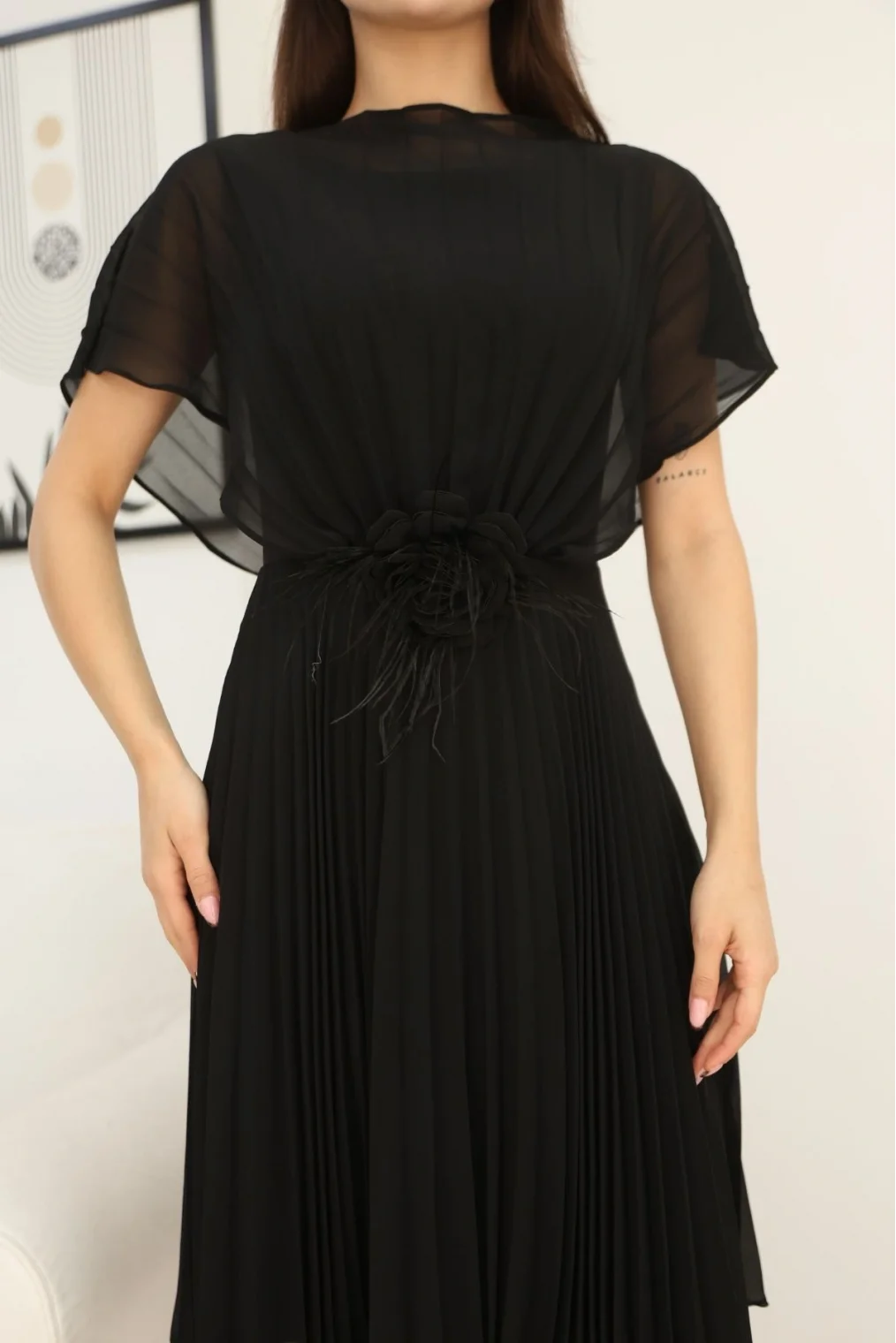 Çiçek Detaylı Piliseli Elbise 2378-Siyah