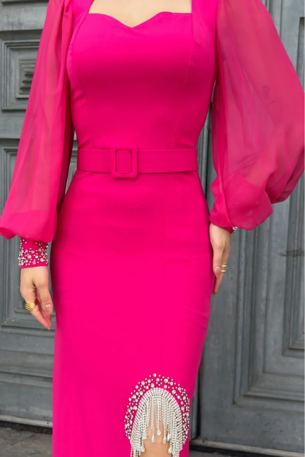 Kalp Yaka İnci ve Zincir Süslemeli Kemerli Abiye Elbise 2238-Fuşya