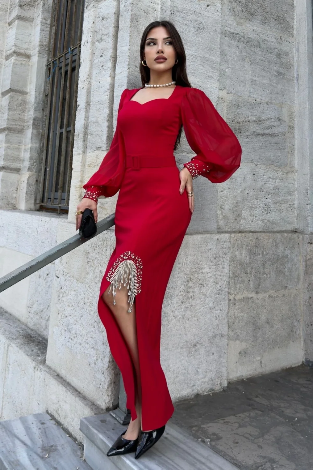 Kalp Yaka İnci ve Zincir Süslemeli Kemerli Abiye Elbise 2238-Kırmızı