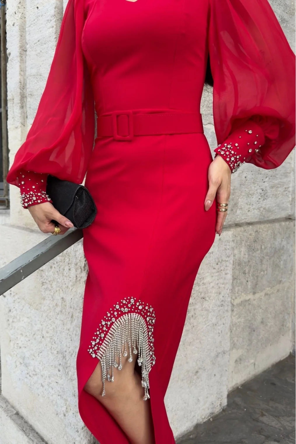 Kalp Yaka İnci ve Zincir Süslemeli Kemerli Abiye Elbise 2238-Kırmızı