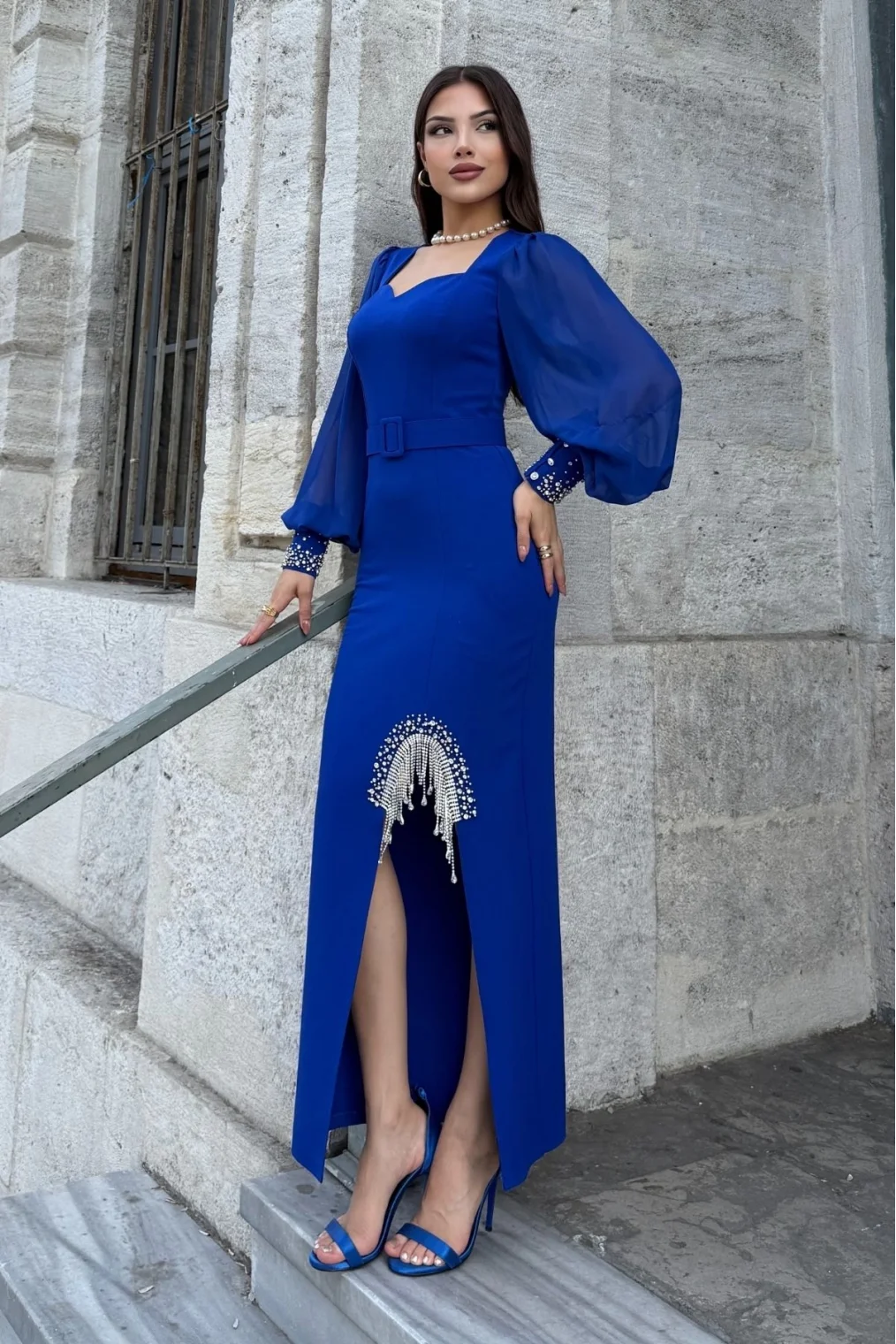 Kalp Yaka İnci ve Zincir Süslemeli Kemerli Abiye Elbise 2238-Saks