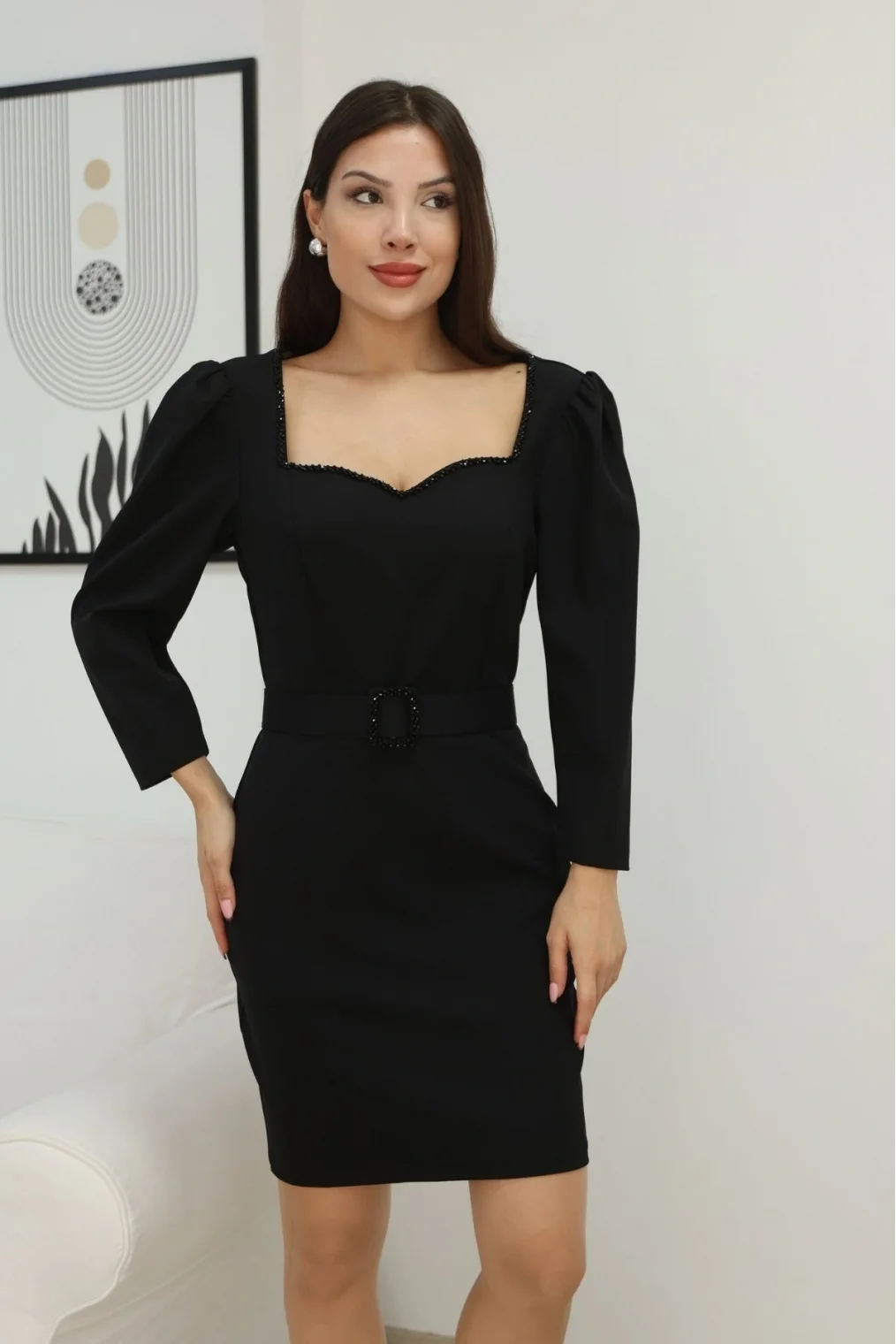 Kalp Yaka İşlemeli Kemerli Mini Elbise 2311-Siyah