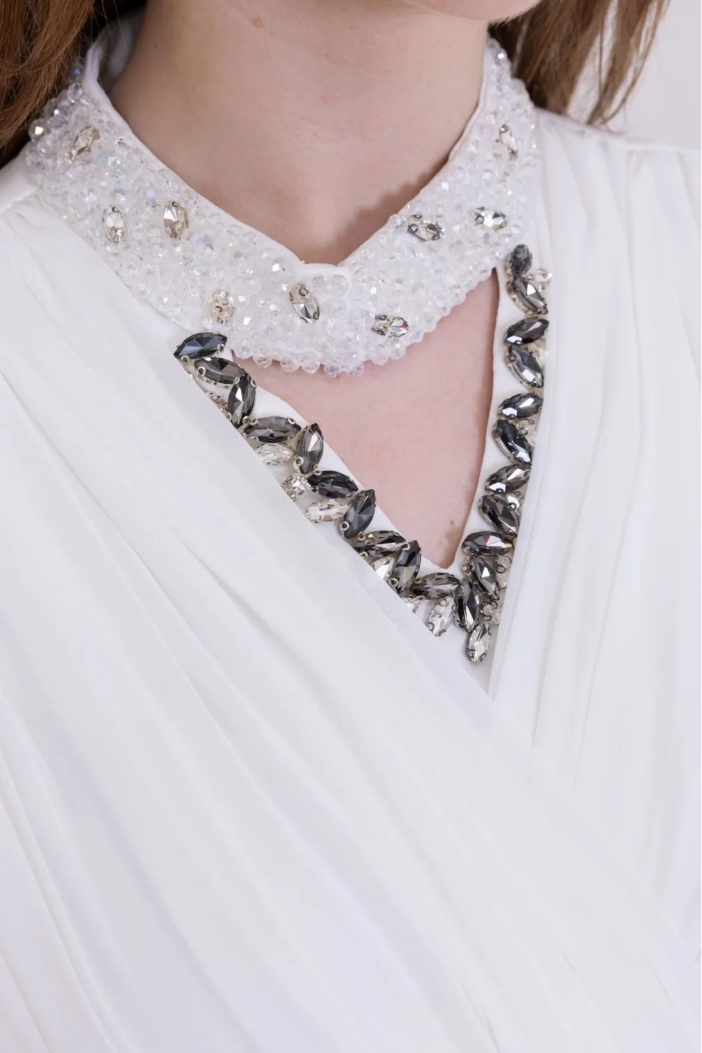 Kol Pelerinli Yaka İşleme Detaylı Abiye Elbise 2745-Beyaz