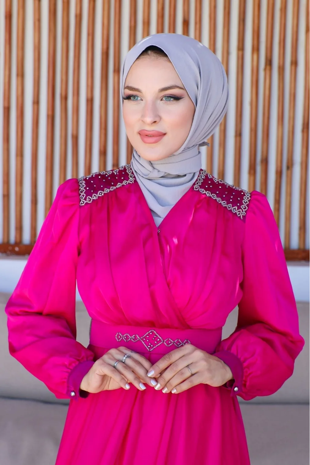 Kruvaze Yaka Bocuk İşlemeli Tesettür Elbise 745-Fuşya