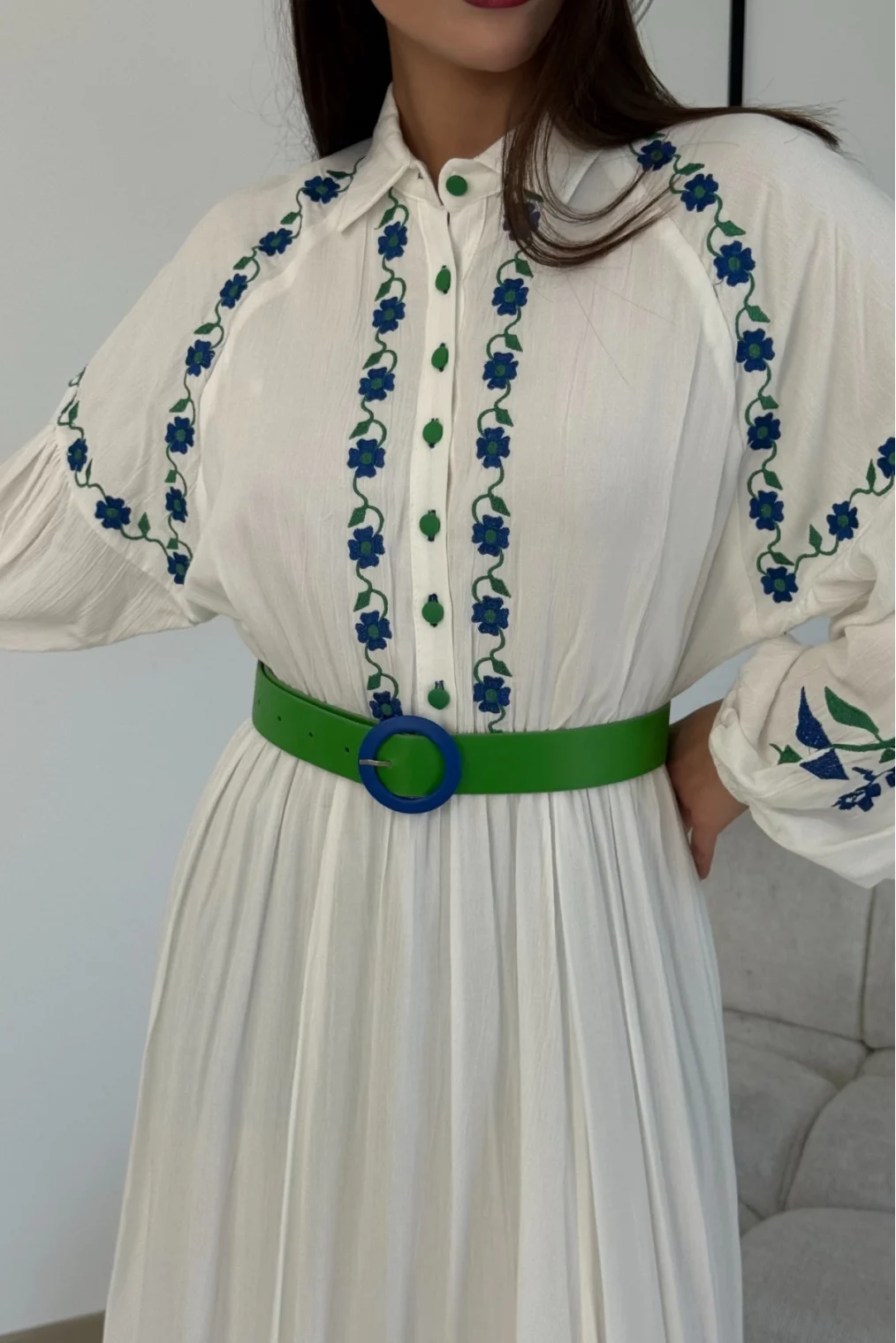 Nakış Ve Kemer Detaylı Pamuk Tesettür Elbise 747-Beyaz/Yeşil