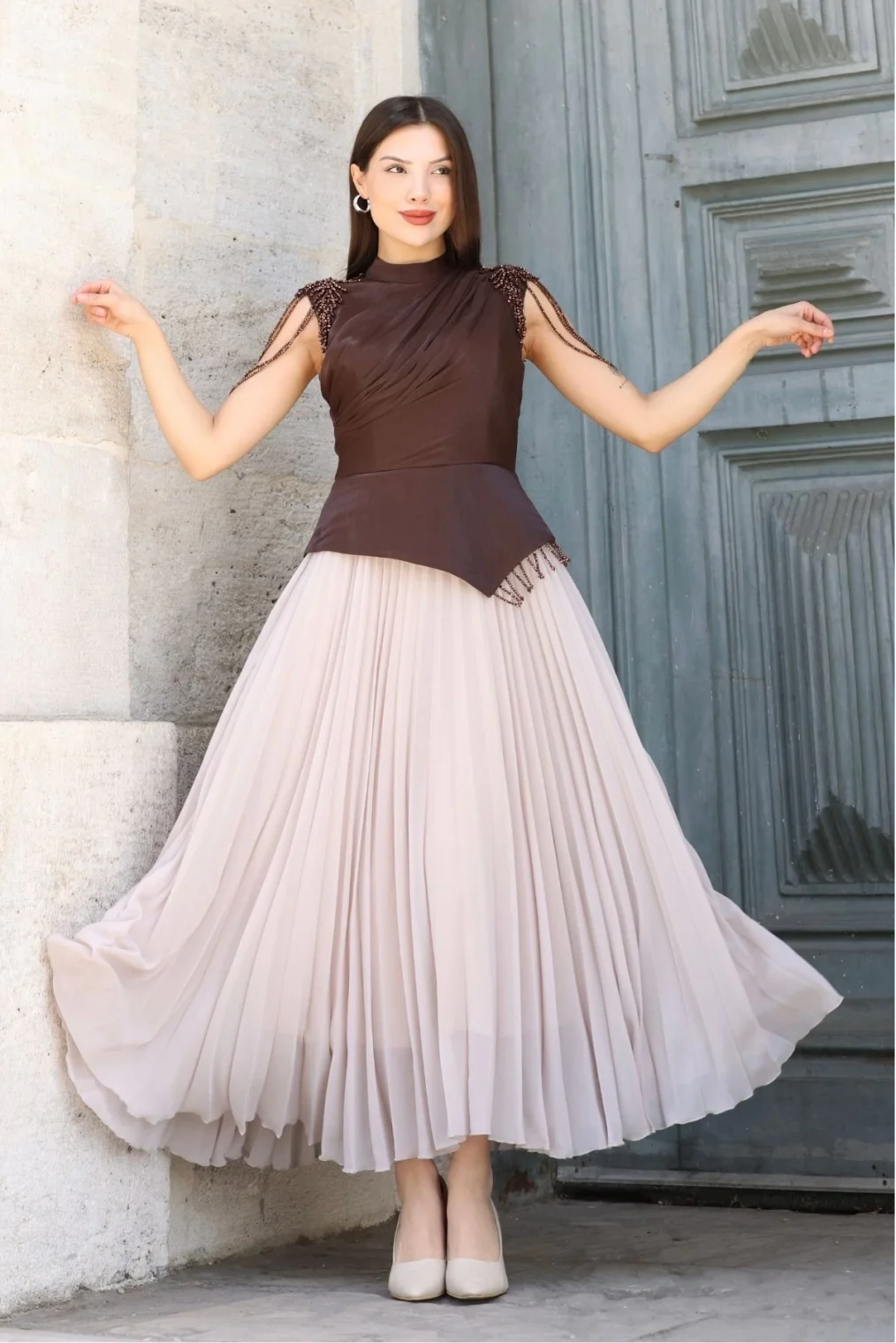 Omuz İşlemeli Pliseli Abiye Elbise 2385-Kahverengi/Bej