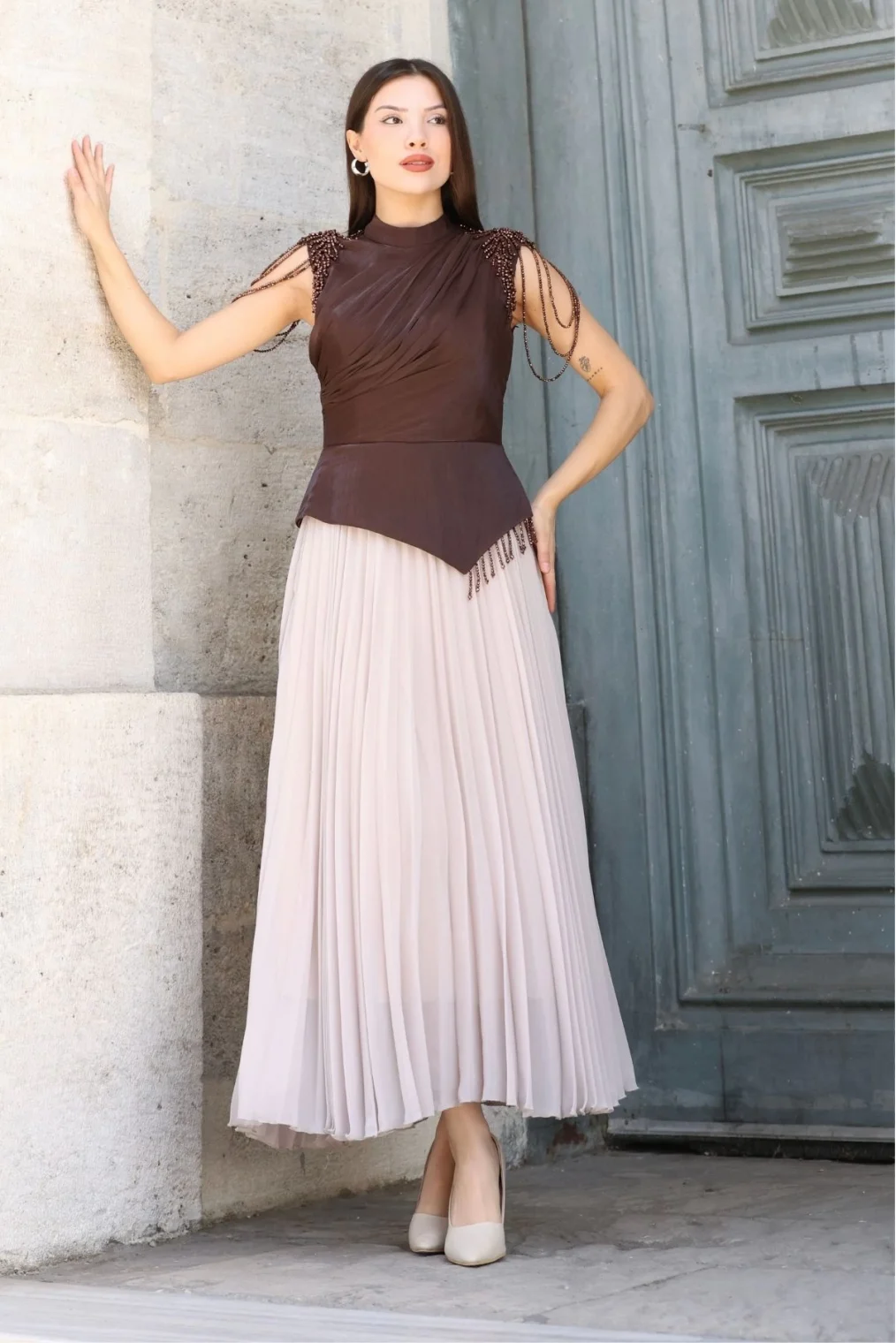 Omuz İşlemeli Pliseli Abiye Elbise 2385-Kahverengi/Bej