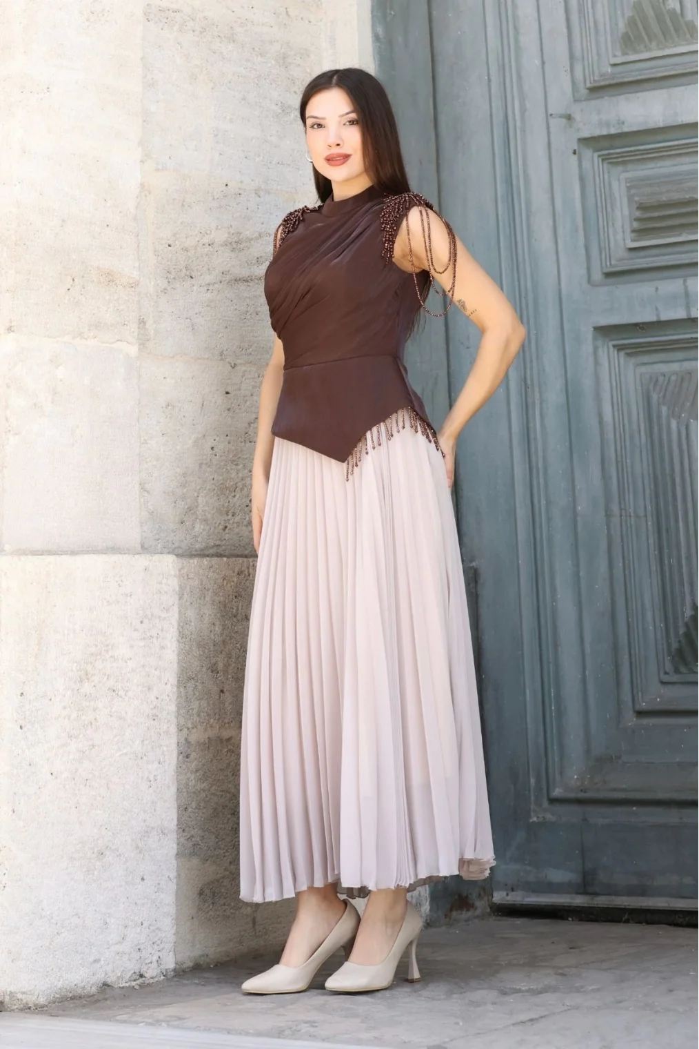 Omuz İşlemeli Pliseli Abiye Elbise 2385-Kahverengi/Bej