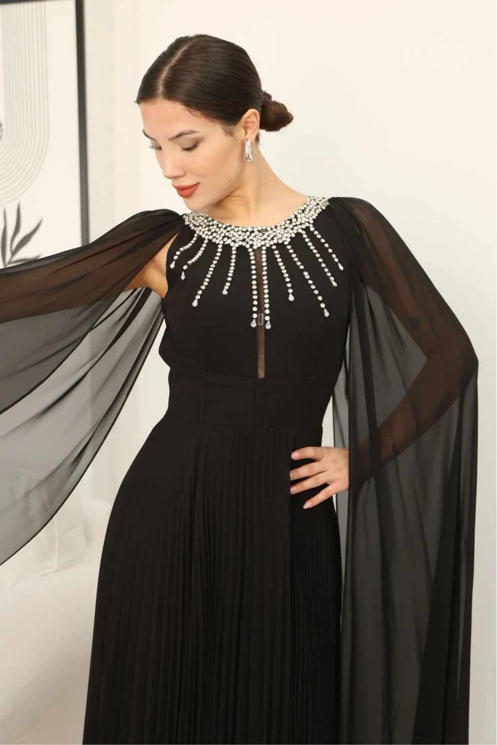 Pelerin Kollu Taş İşlemeli ve Bel Detaylı Abiye Elbise 2256-Siyah