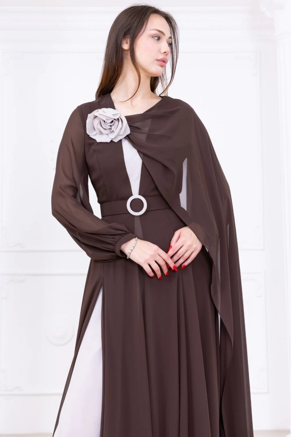 Pelerin ve Çiçek Detaylı Abiye Elbise 2746-Kahverengi