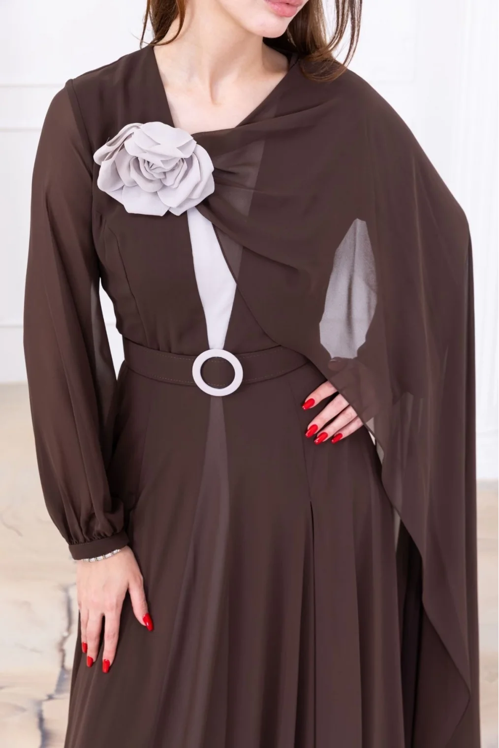 Pelerin ve Çiçek Detaylı Abiye Elbise 2746-Kahverengi