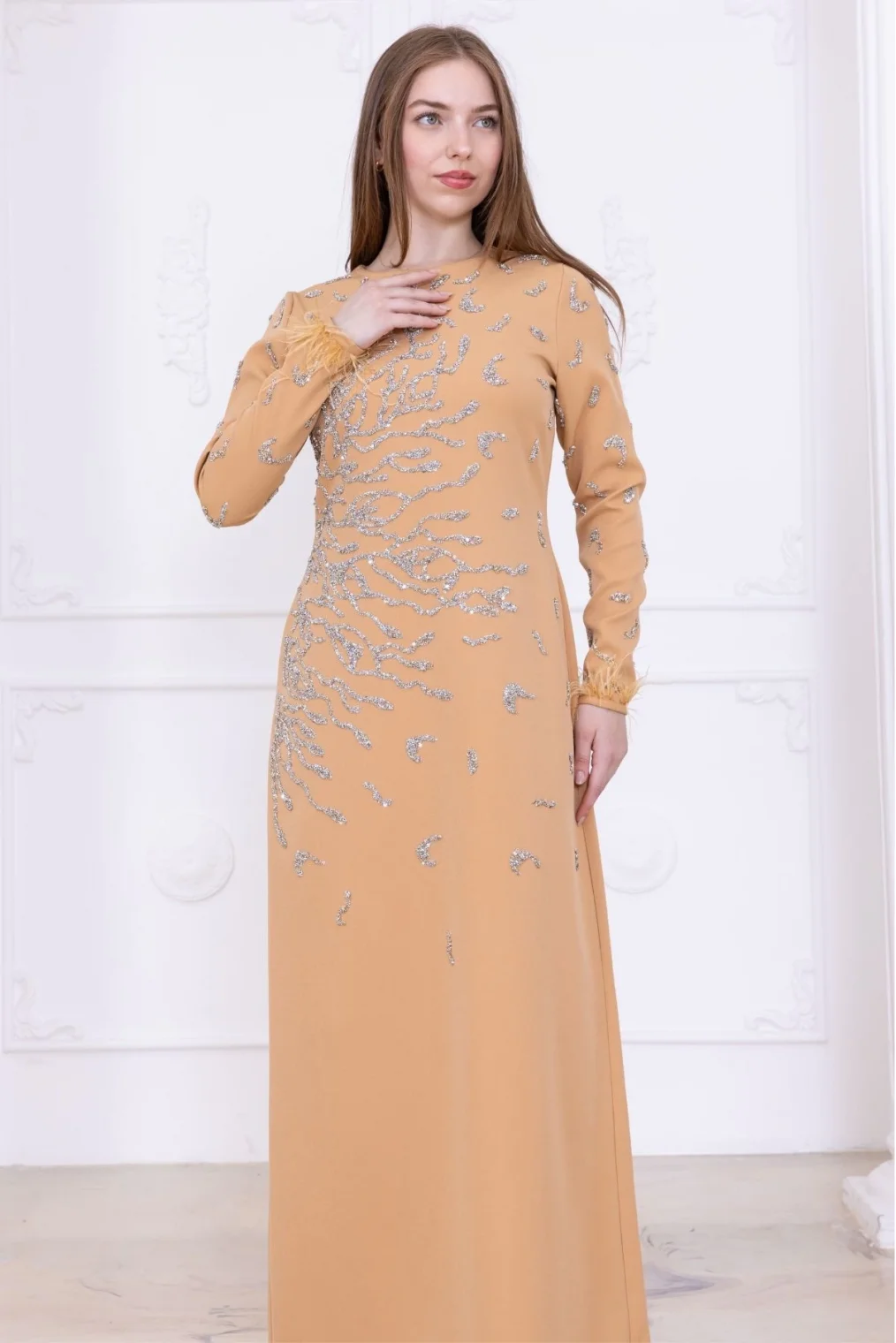 Taş Desenli ve Tüylü Kol Detaylı Abiye Elbise 2747-Camel