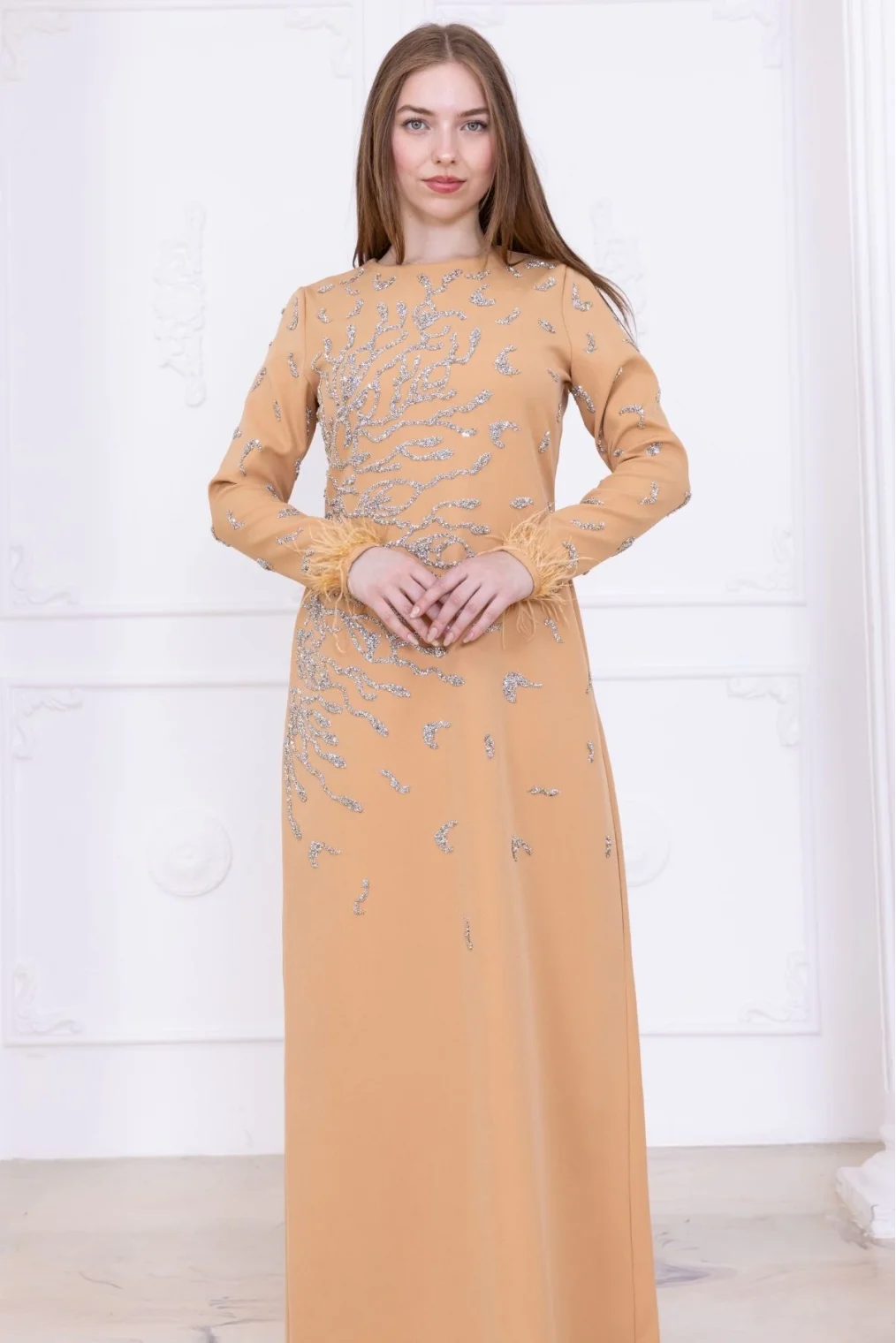 Taş Desenli ve Tüylü Kol Detaylı Abiye Elbise 2747-Camel
