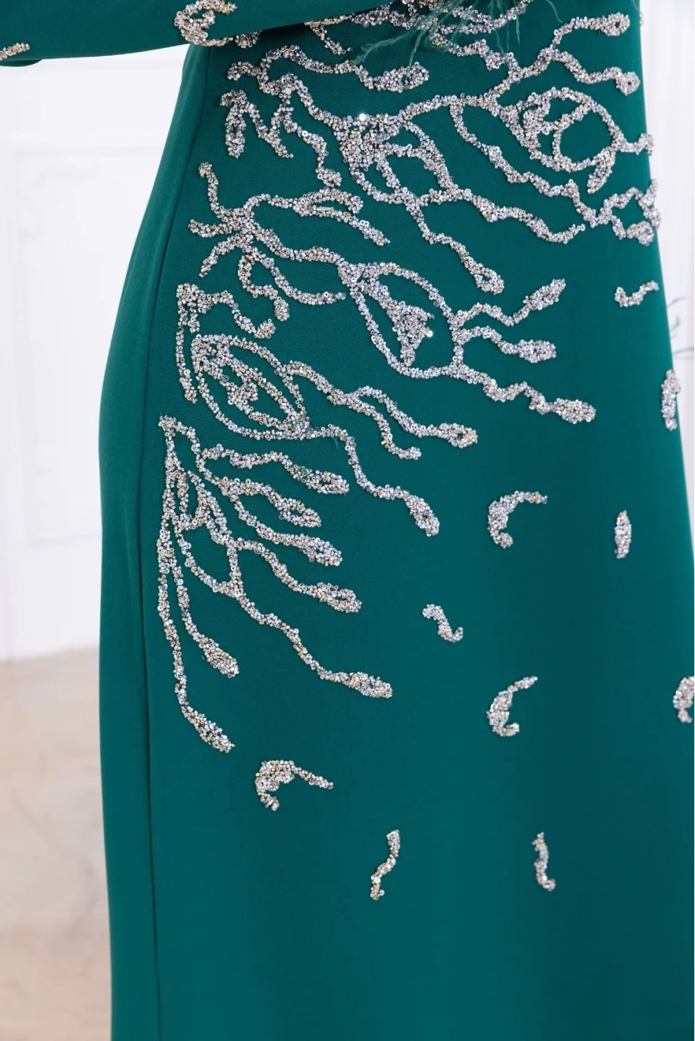 Taş Desenli ve Tüylü Kol Detaylı Abiye Elbise 2747-Zümrüt Yeşili