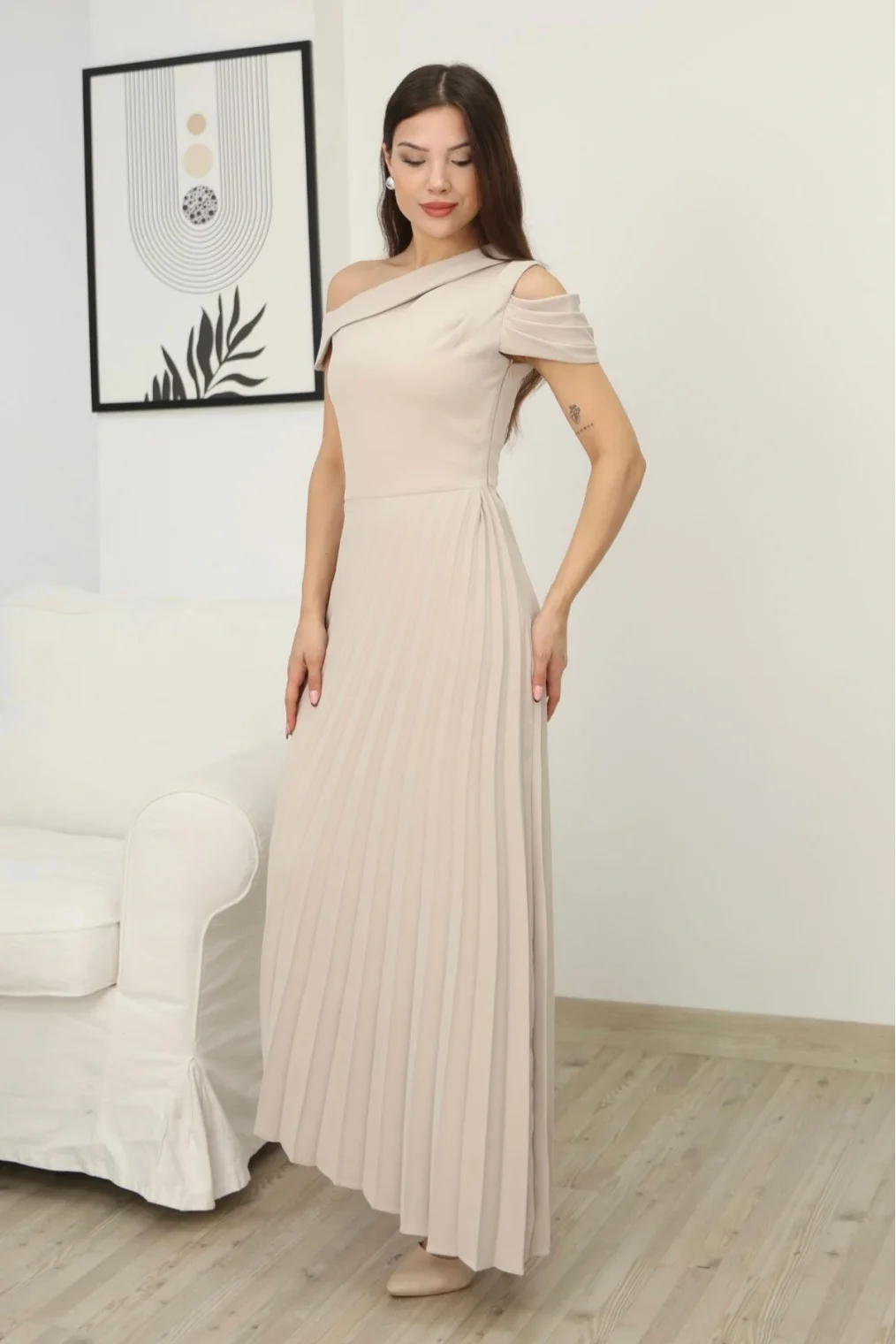 Tek Omuzlu Pilise Detaylı Asimetrik Elbise 2381-Bej