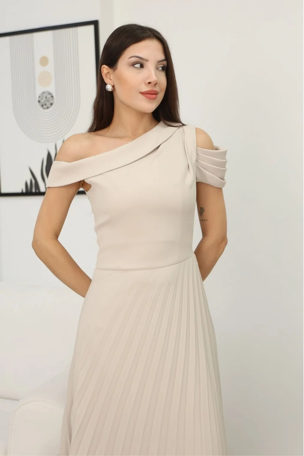 Tek Omuzlu Pilise Detaylı Asimetrik Elbise 2381-Bej