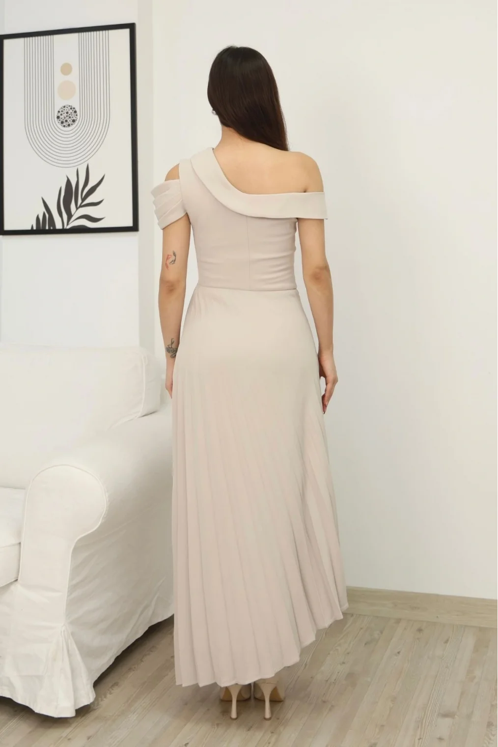Tek Omuzlu Pilise Detaylı Asimetrik Elbise 2381-Bej
