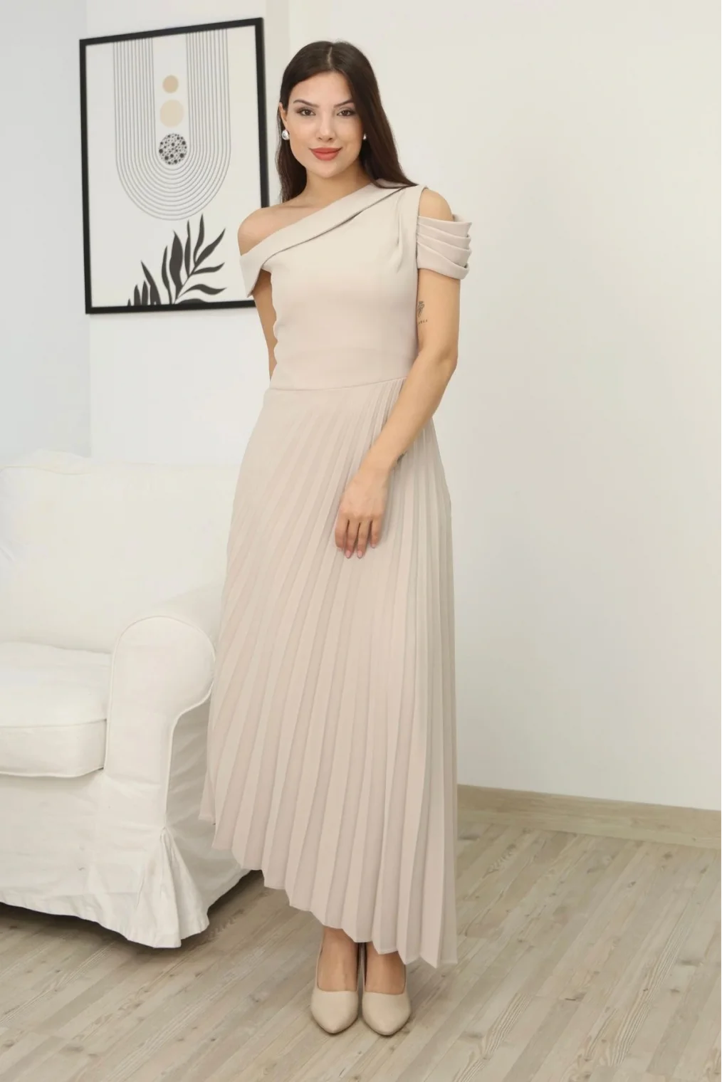 Tek Omuzlu Pilise Detaylı Asimetrik Elbise 2381-Bej