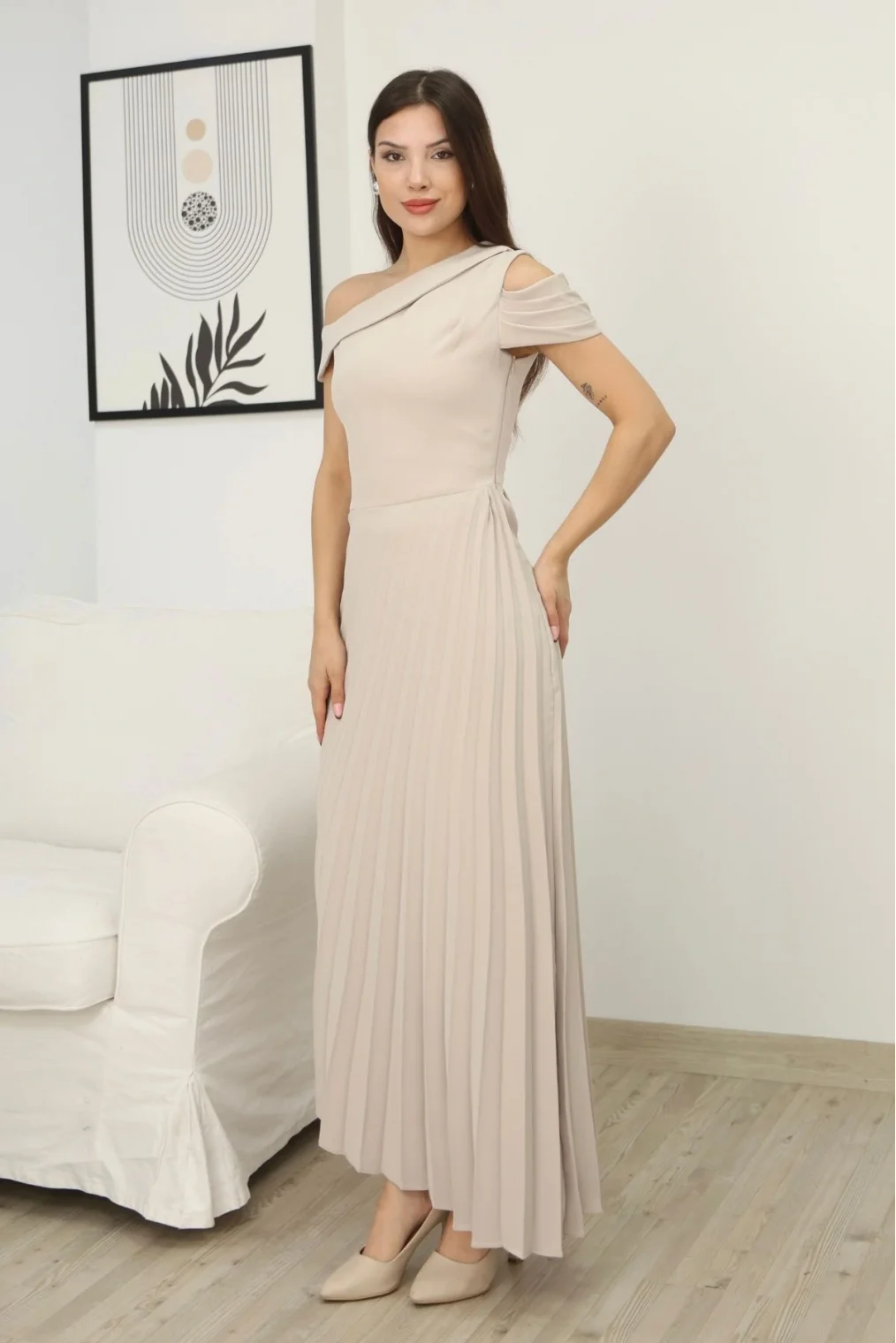 Tek Omuzlu Pilise Detaylı Asimetrik Elbise 2381-Bej