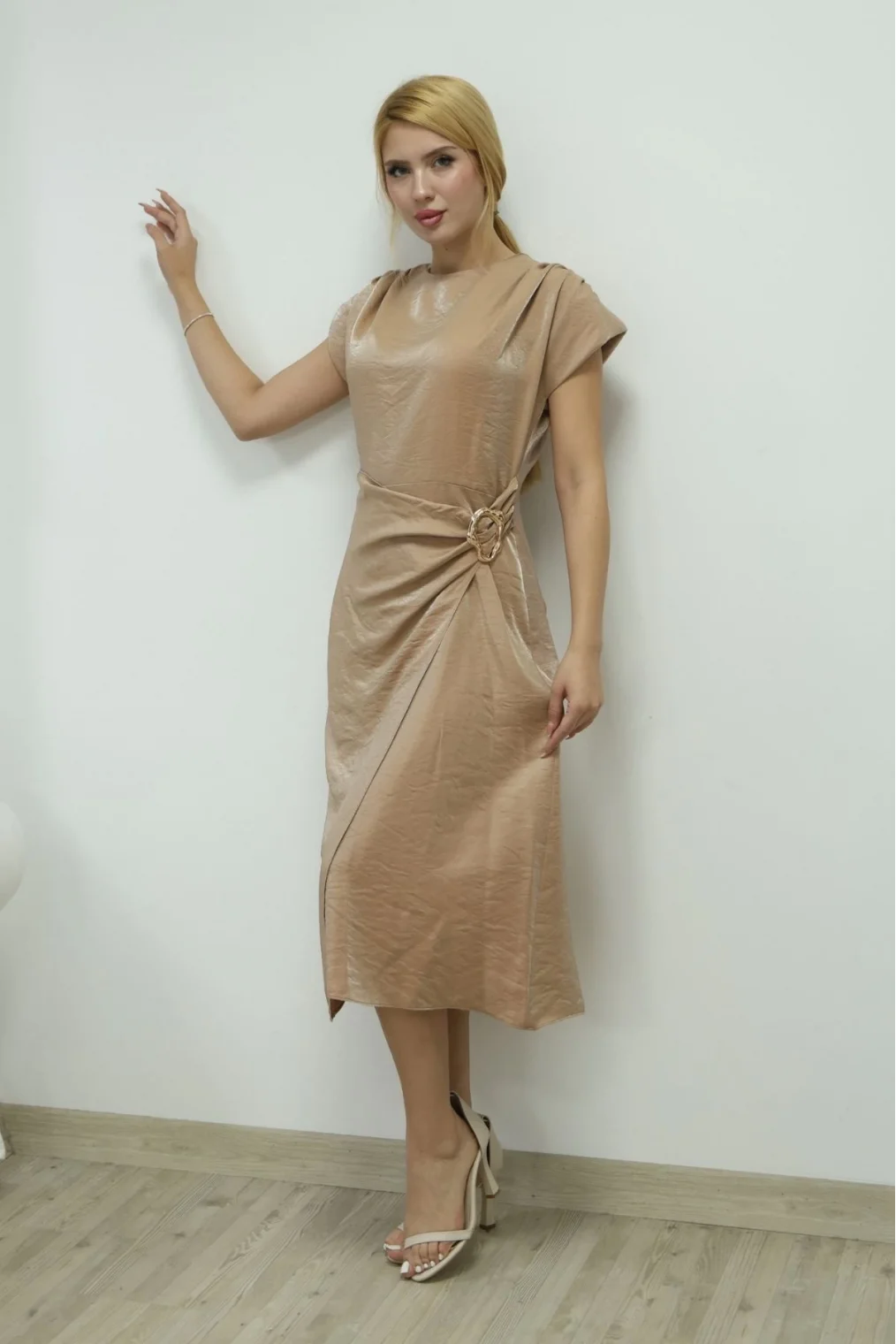 Toka ve Drape Detaylı Soft Saten Midi Elbise 6042-Bej