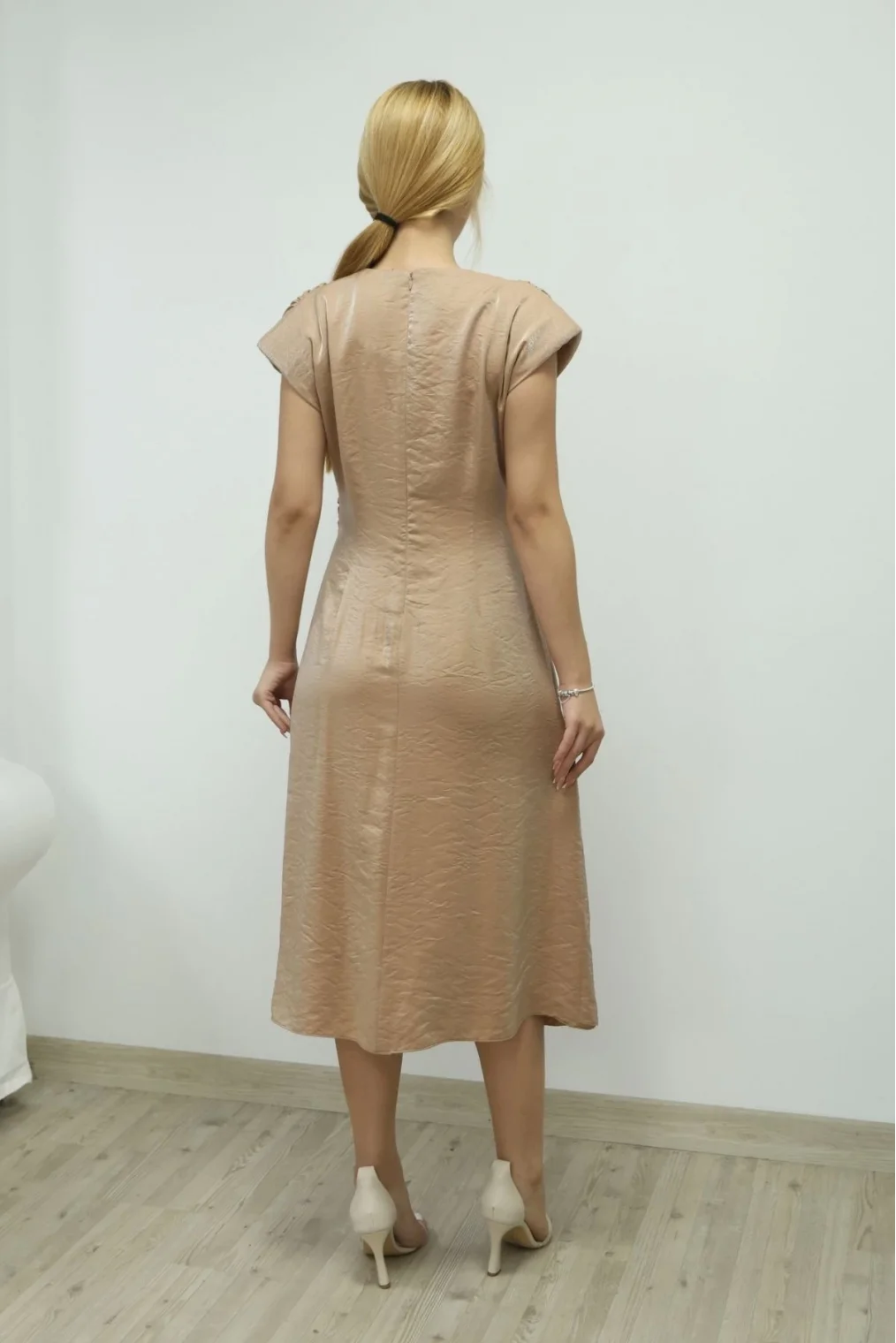 Toka ve Drape Detaylı Soft Saten Midi Elbise 6042-Bej