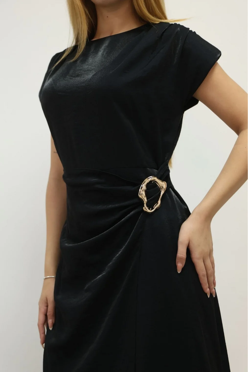 Toka ve Drape Detaylı Soft Saten Midi Elbise 6042-Siyah