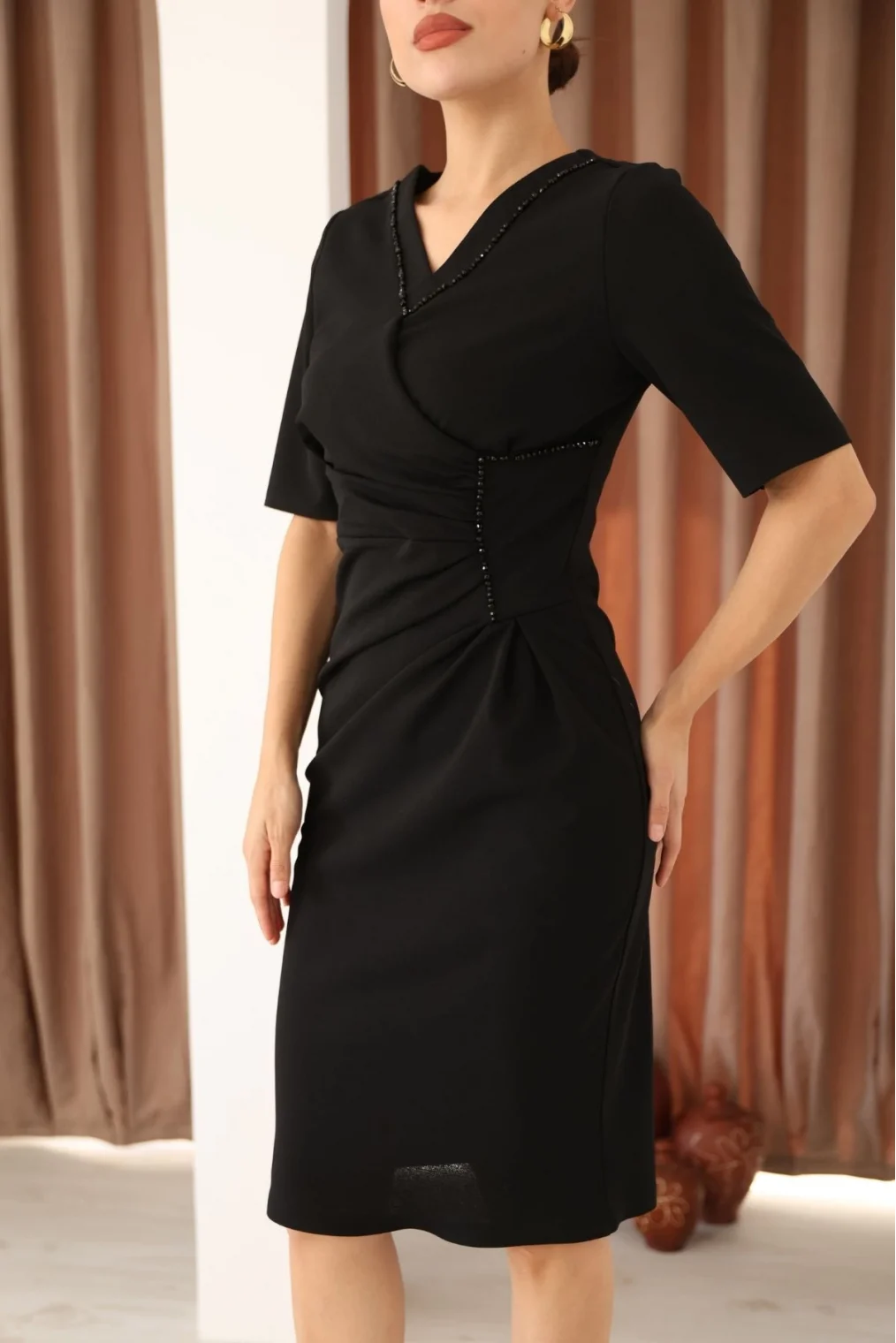 V Yaka Boncuk ve Pile Detaylı Midi Elbise 6046-Siyah