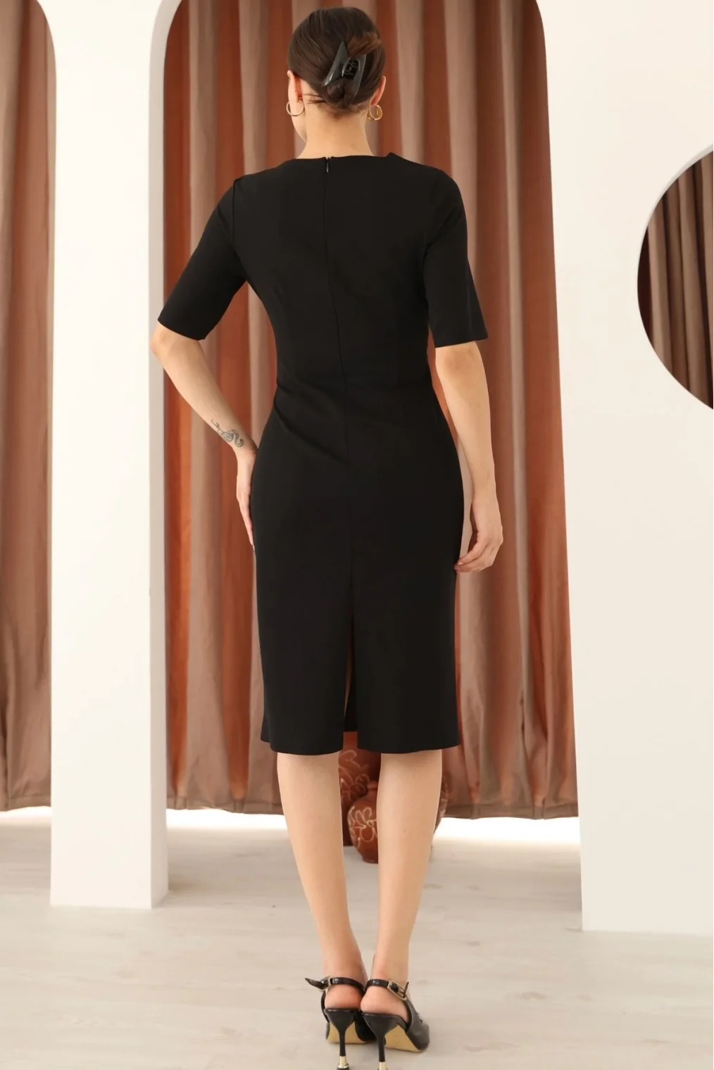 V Yaka Boncuk ve Pile Detaylı Midi Elbise 6046-Siyah