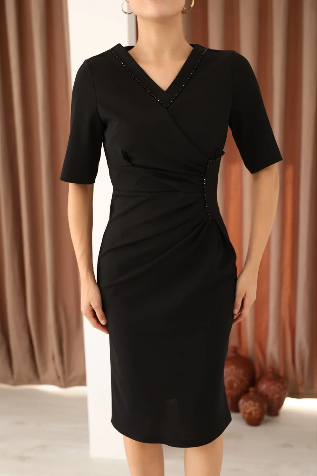 V Yaka Boncuk ve Pile Detaylı Midi Elbise 6046-Siyah