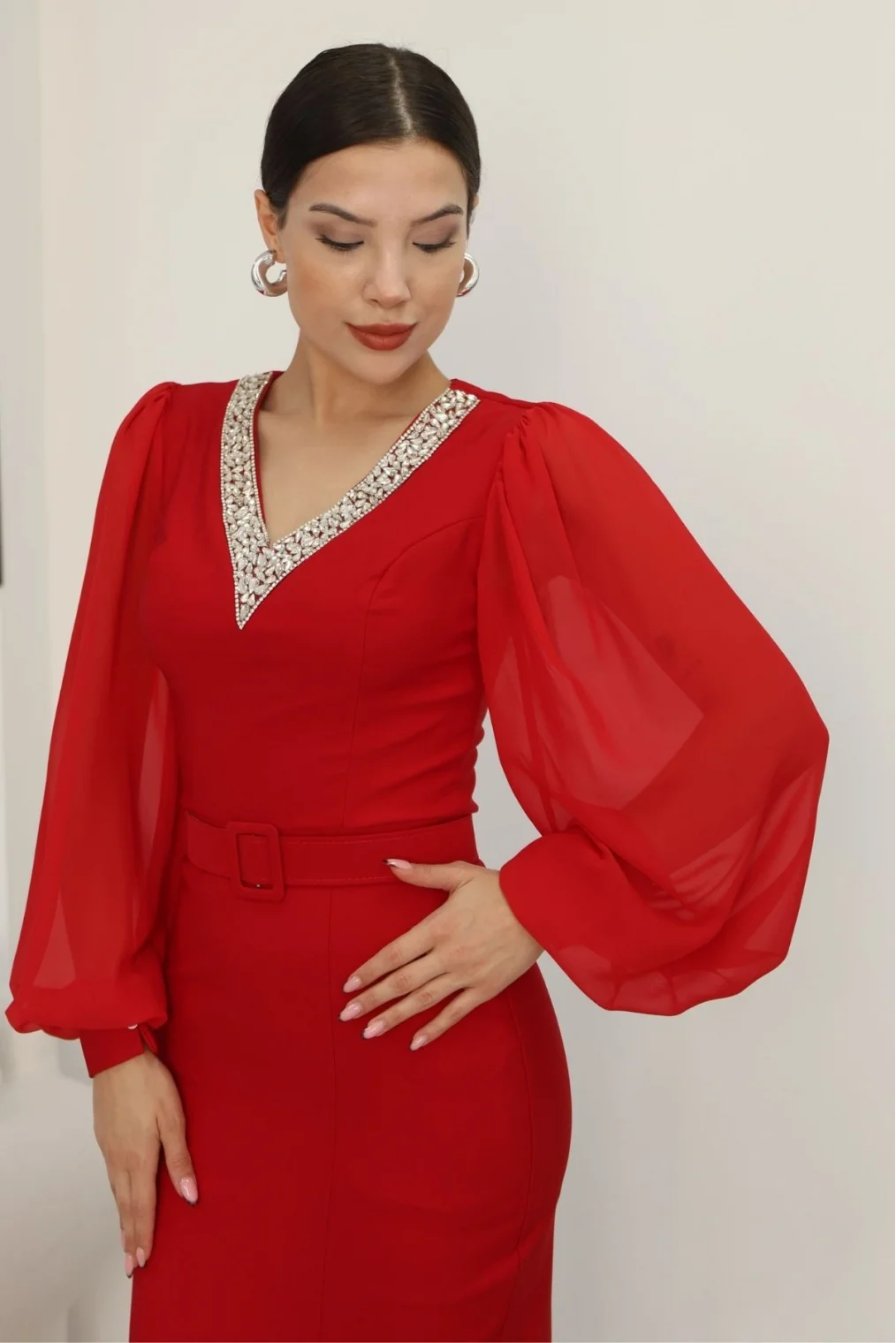 V Yaka Taş Detaylı Yırtmaçlı Balon Kol Abiye Elbise 2332-Kırmızı