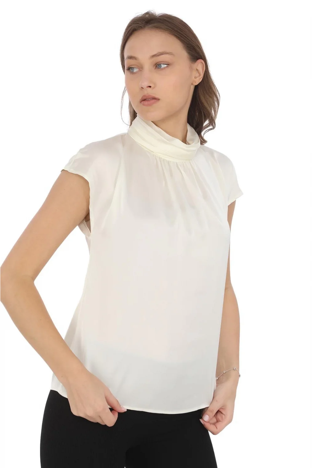 Yaka Drape Detaylı Saten Bluz 01-Ekru