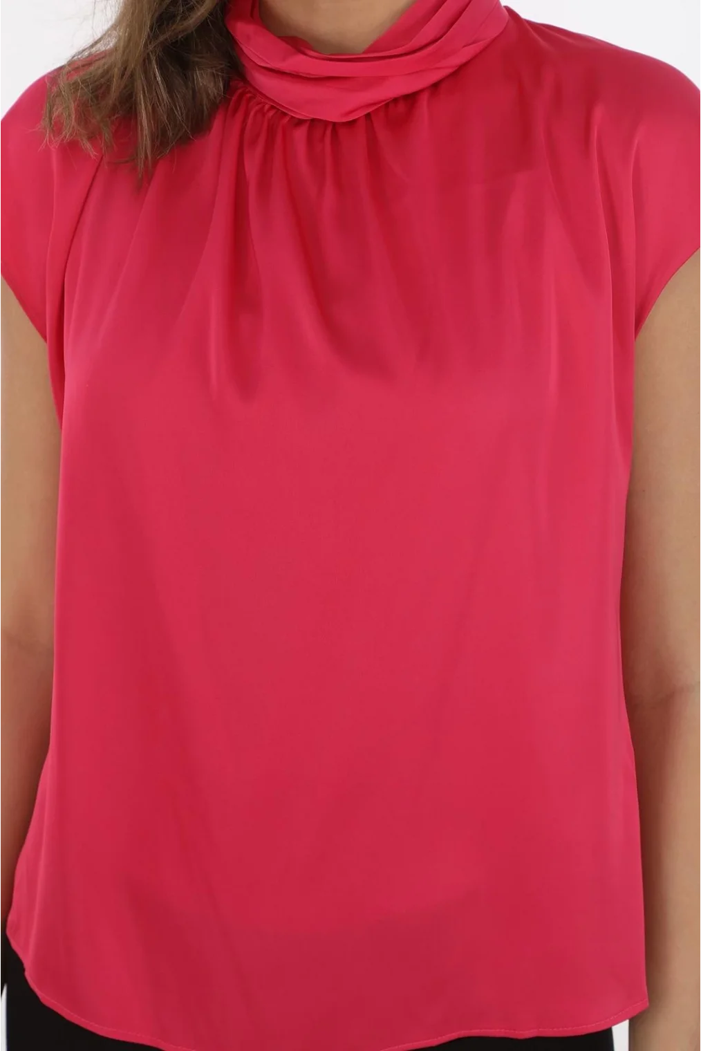 Yaka Drape Detaylı Saten Bluz 01-Fuşya