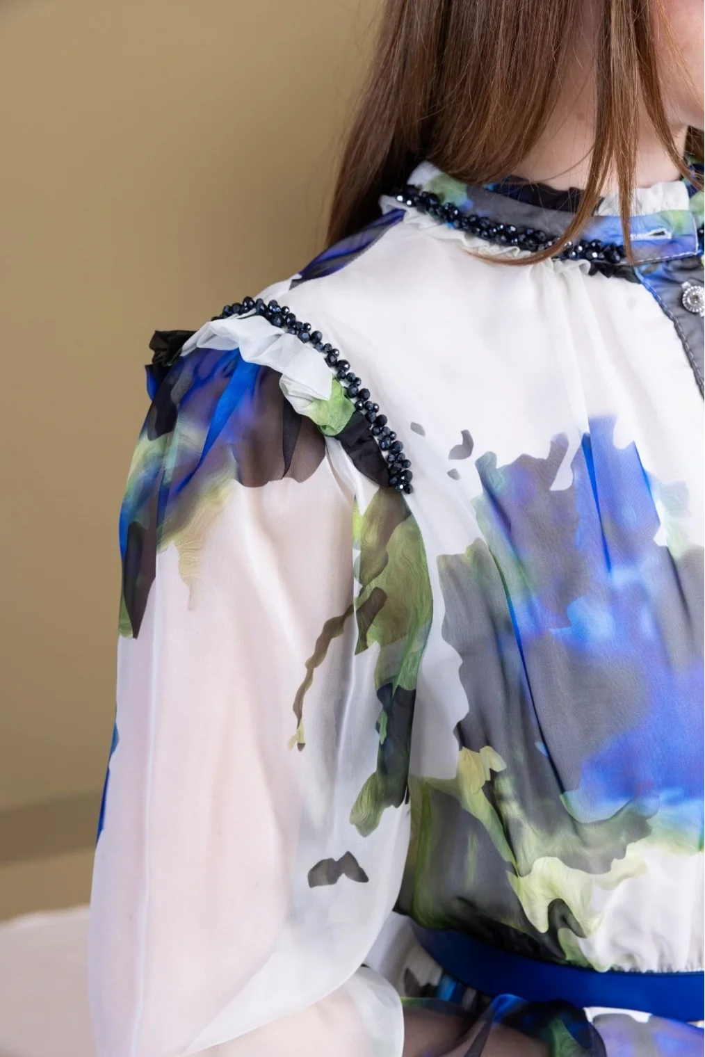 Yaka ve Omuz Boncuk İşlemeli Şifon Abiye 2704-Saks