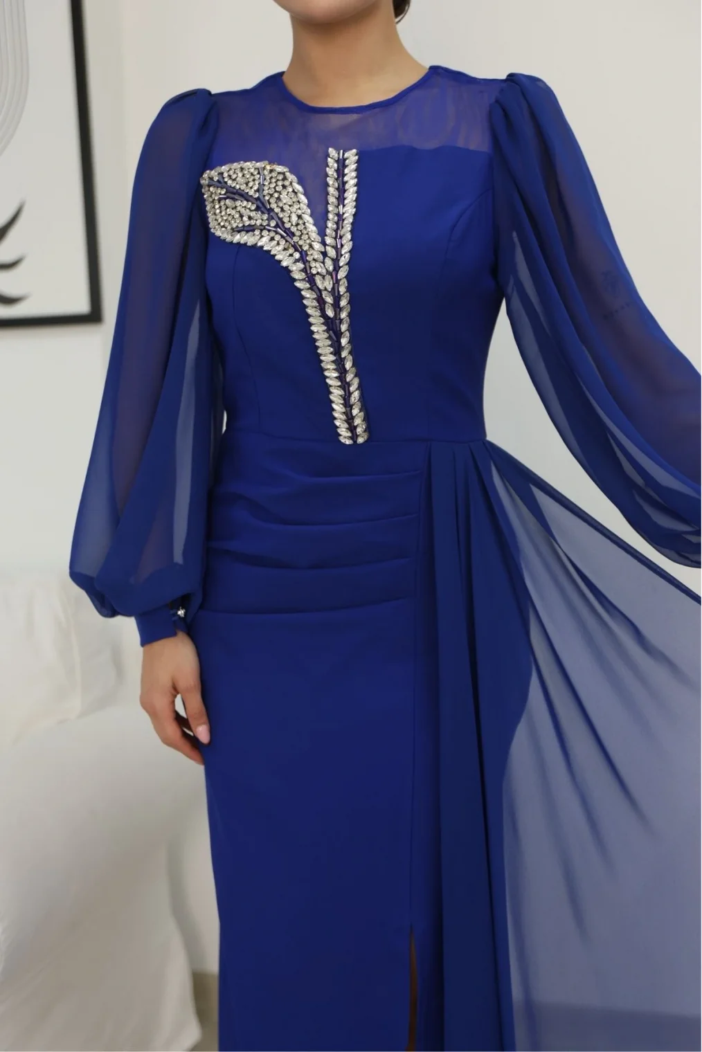 Yakası Tül Bel Detaylı Pile ve Yırtmaçlı Abiye Elbise 2313-Saks