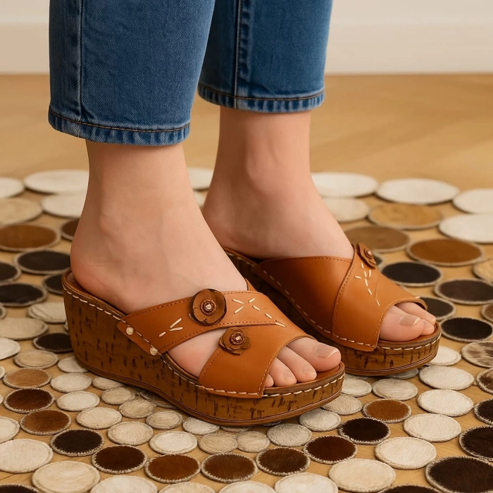 Çiçek Detaylı Hakiki Deri Ortopedik Kadın Terlik