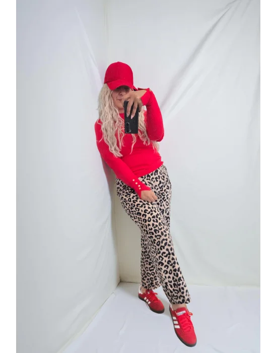 Kırmızı Kol Dügme Detaylı Kazak