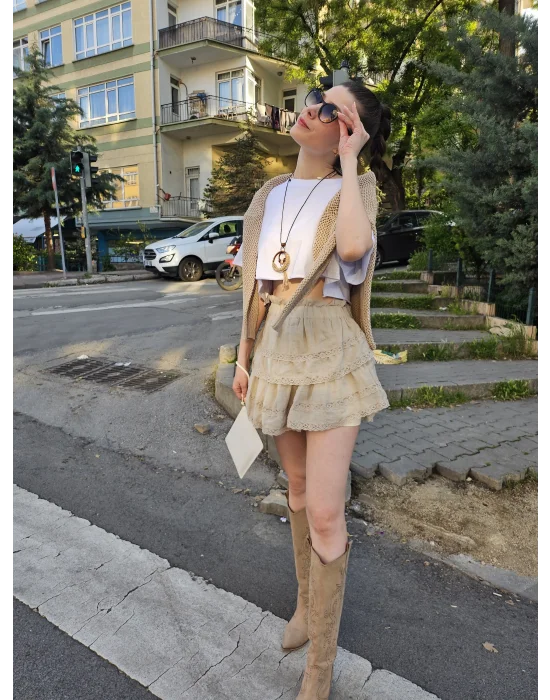 Dantel Detaylı Bej Mini Etek