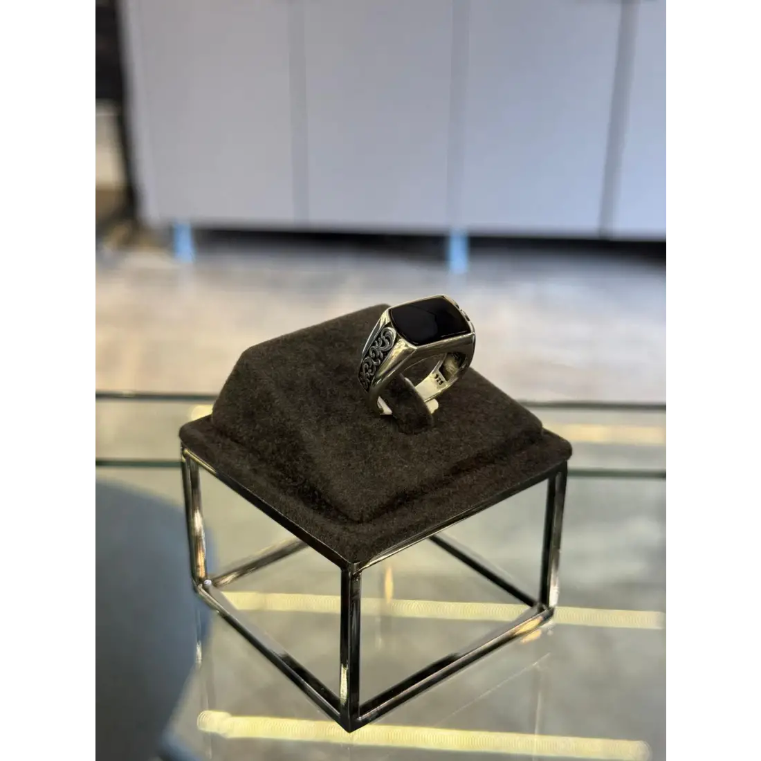 Motifli ve Siyah Taşı Erkek Yüzüğü