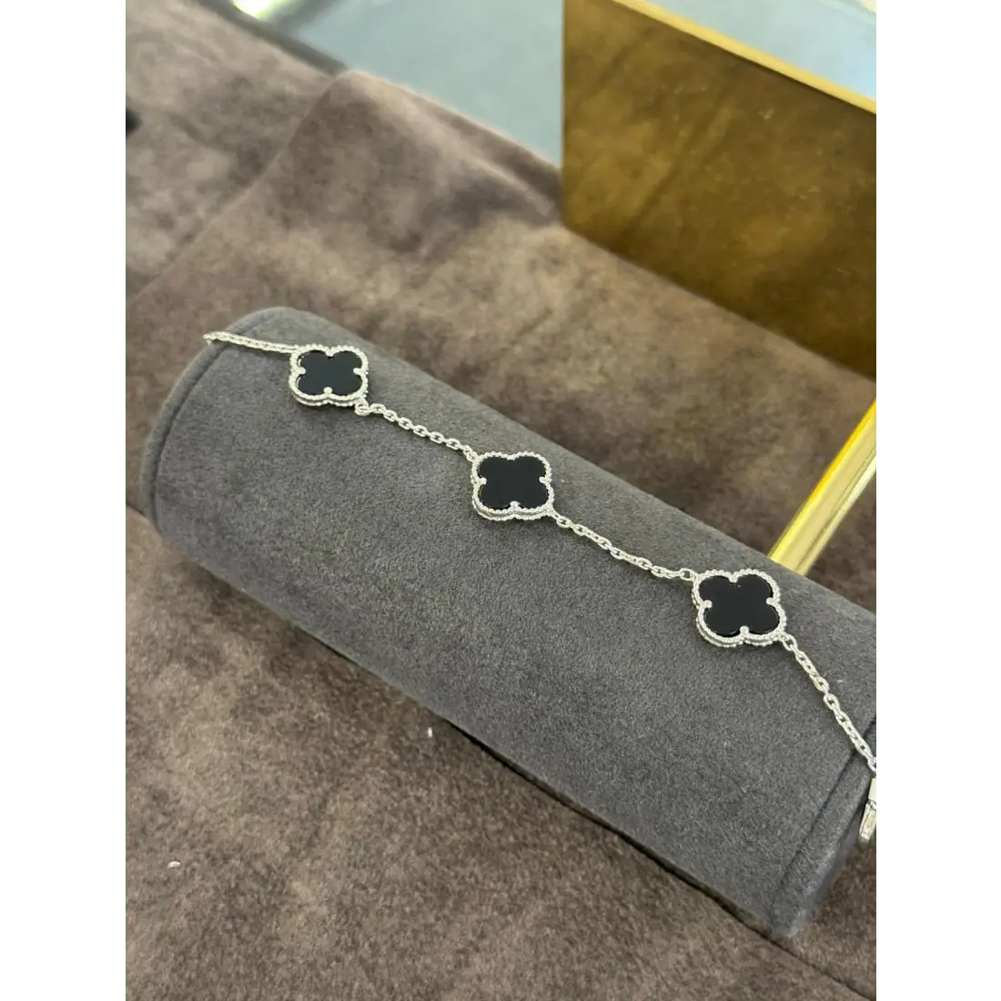 Üç Yoncalı Siyah Taşlı Bileklik