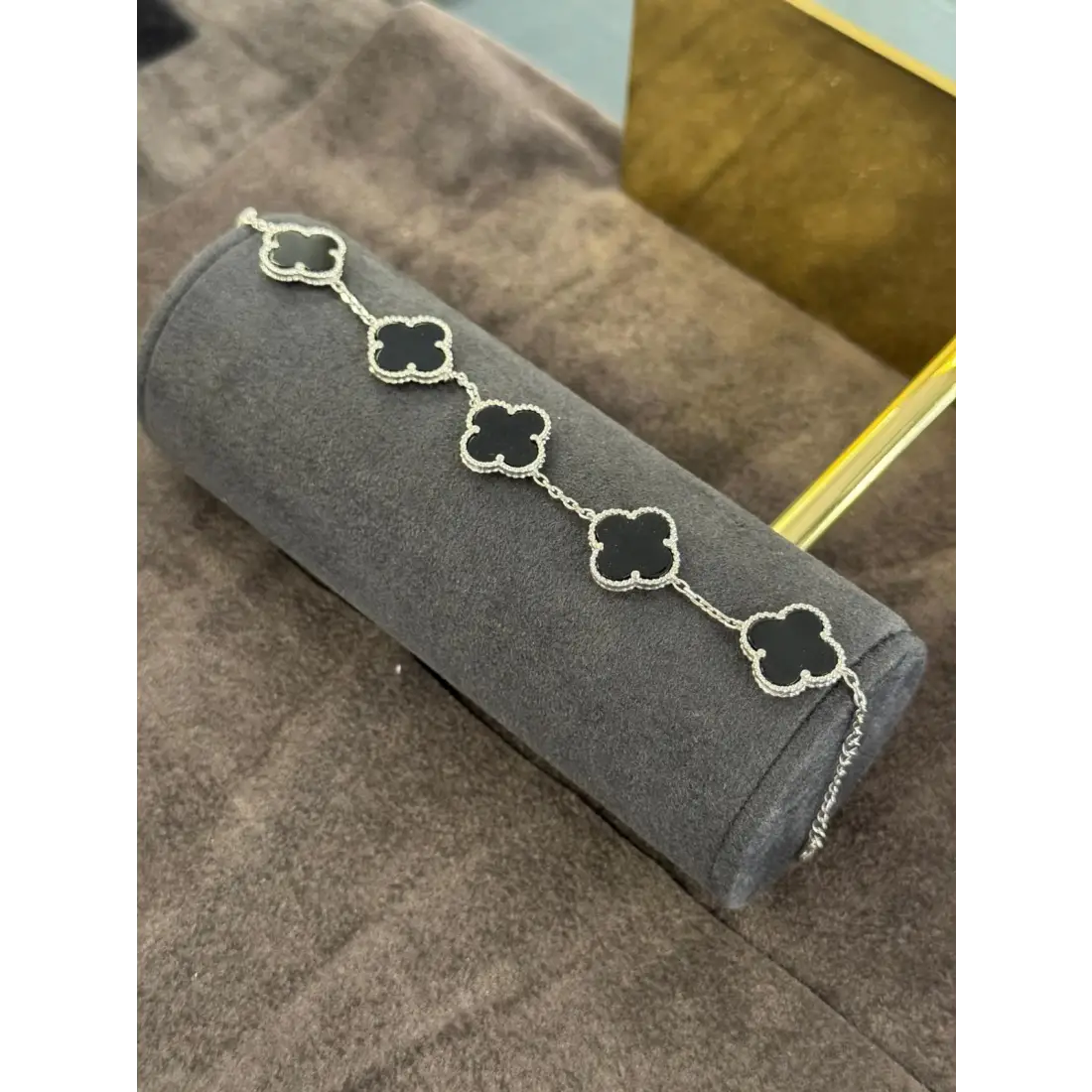 Beş Yonca Motifli Siyah Taşlı Bileklik