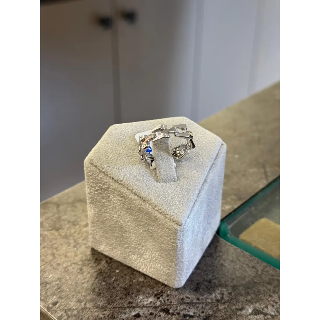 Taşlı Zincir Motifli Yüzük