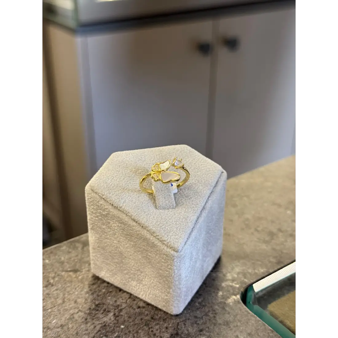 Sedefli ve Tek Taş Altın Kaplama Yüzük