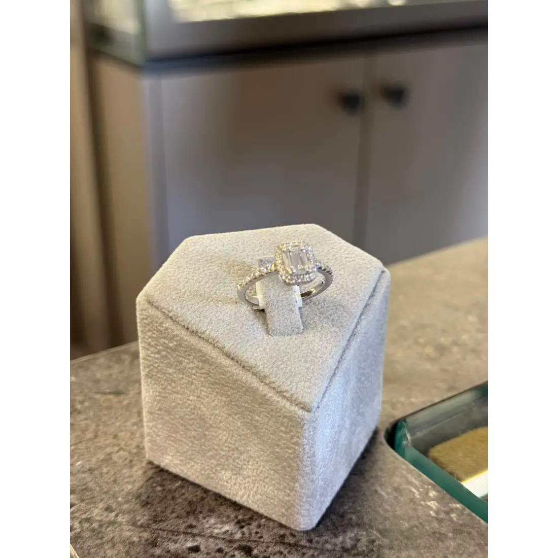 Kolları Taşlı Baget Yüzük