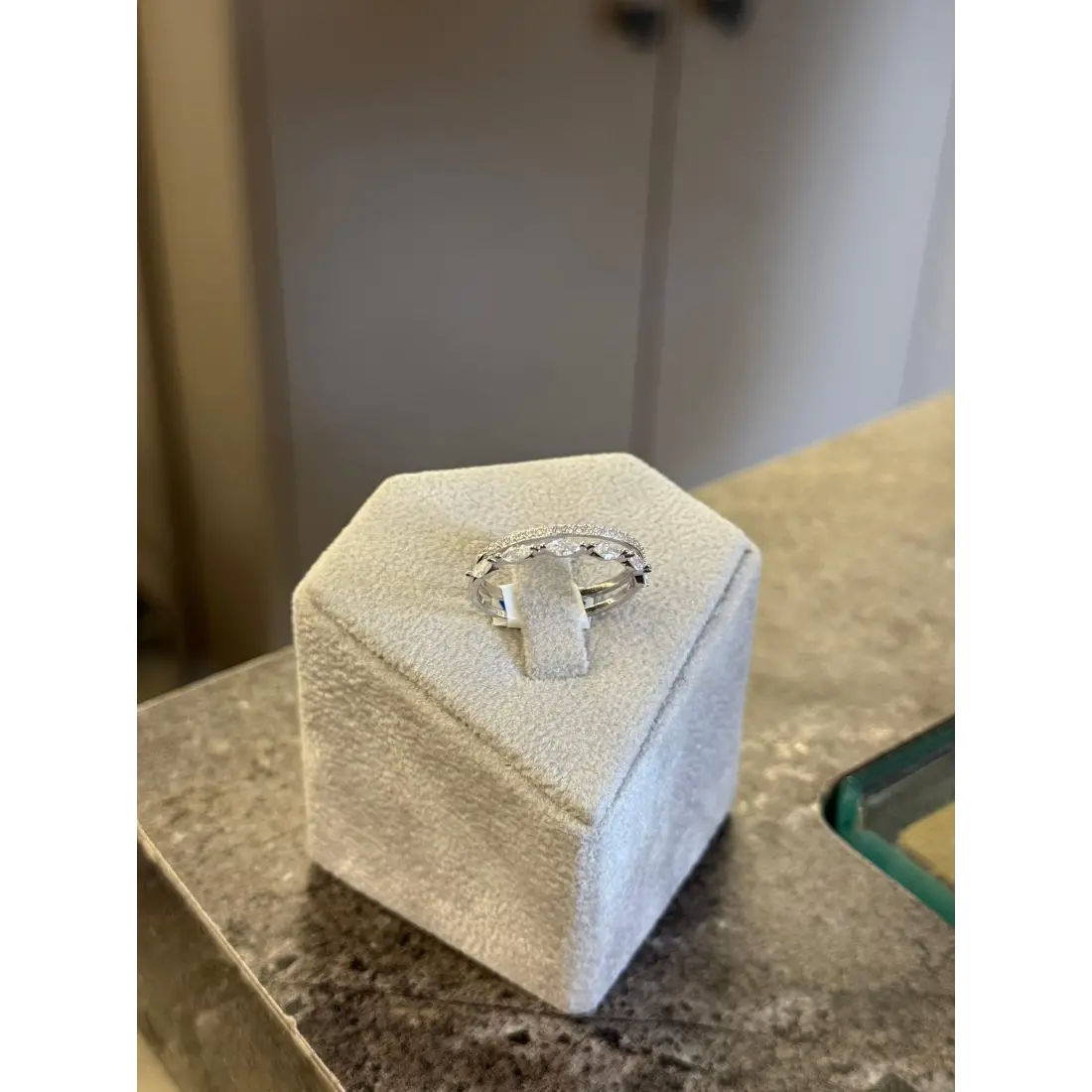 Beyaz Taşlı Çift Sıra Yüzük