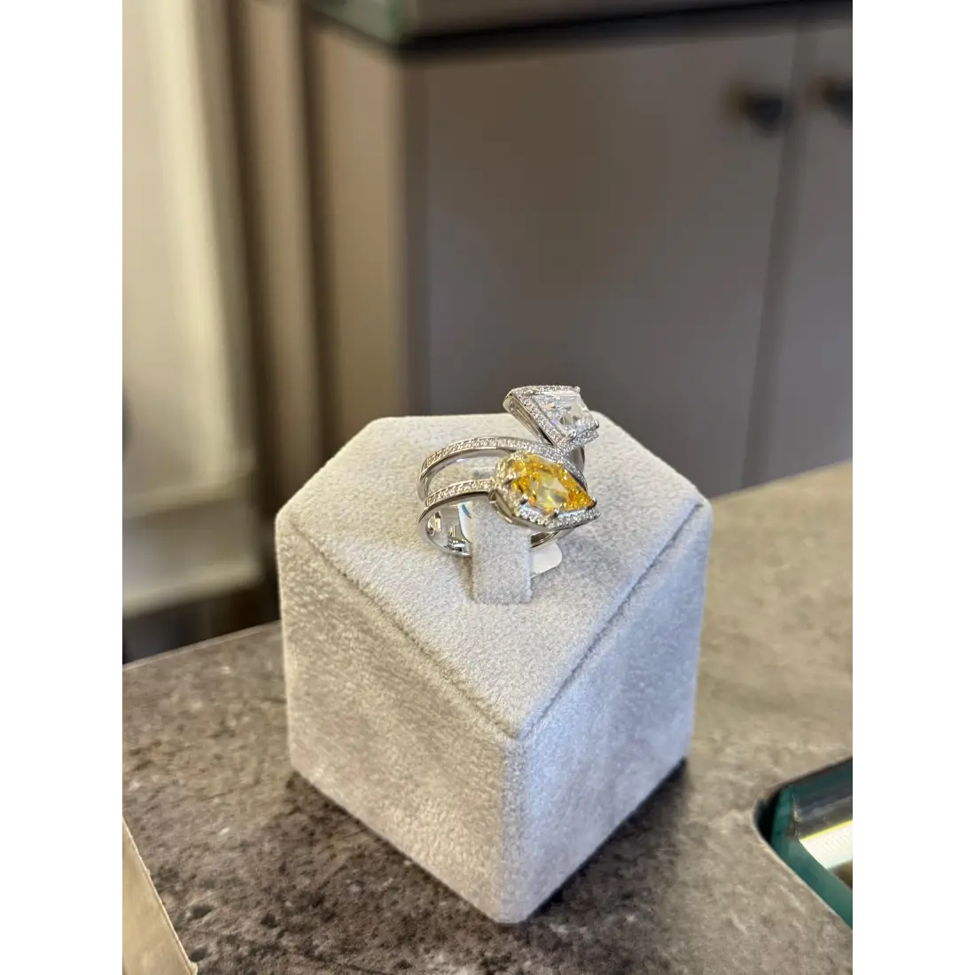 Sitrin Taşlı Pırlanta Montürlü Yüzük