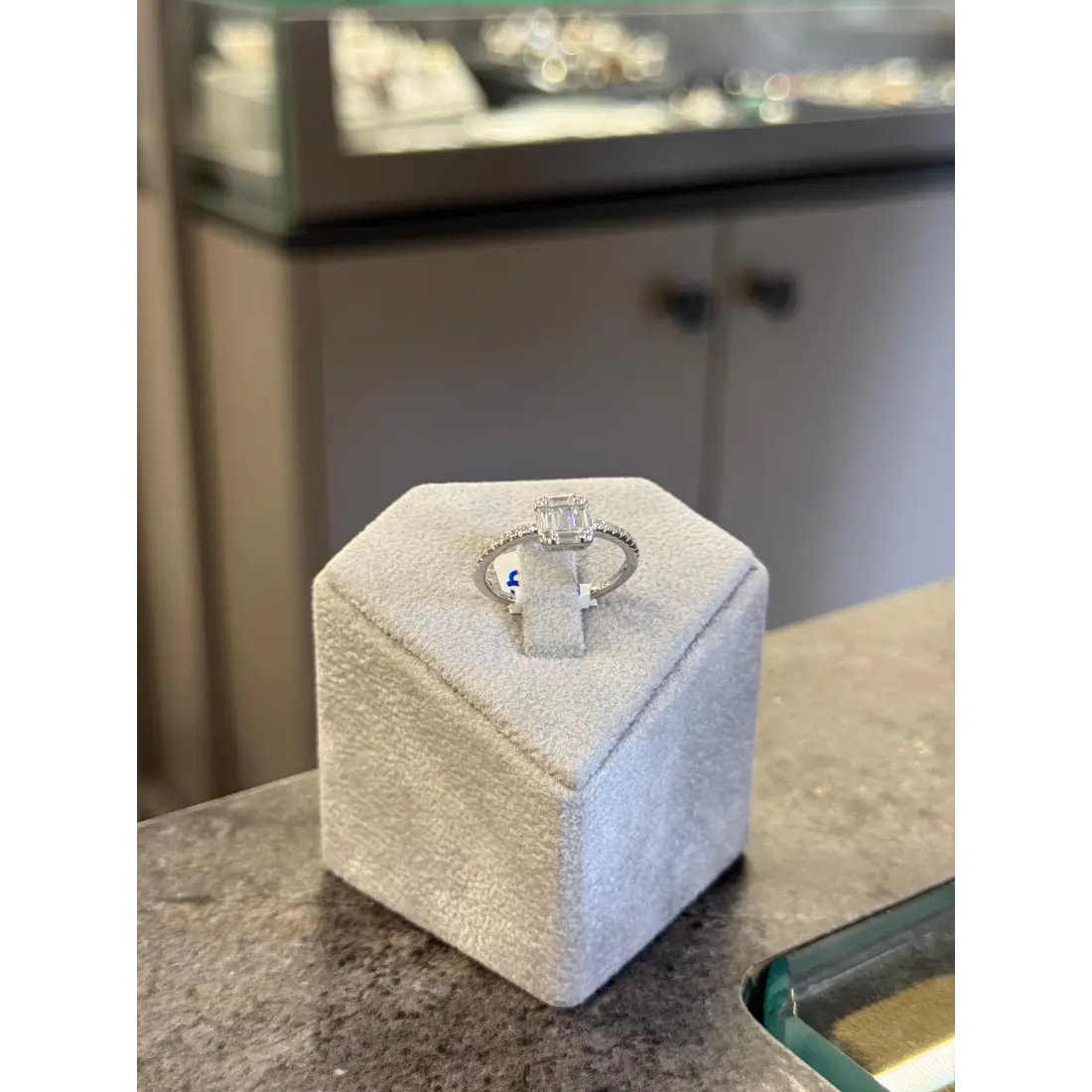 Kolları Taşlı Baget Yüzük