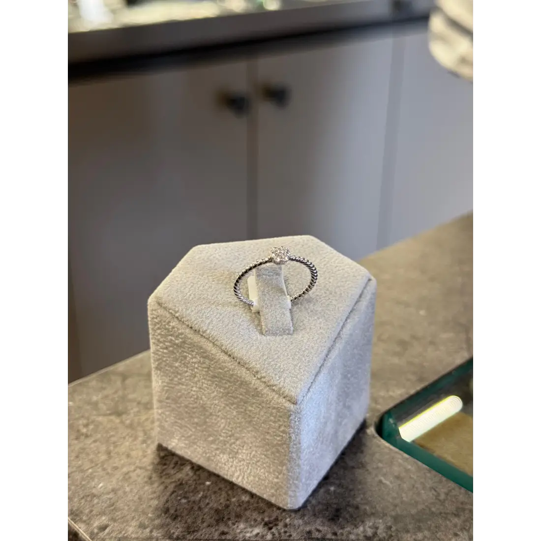 Taşlı Çiçek Motifli Yüzük (17,5 ölçü)