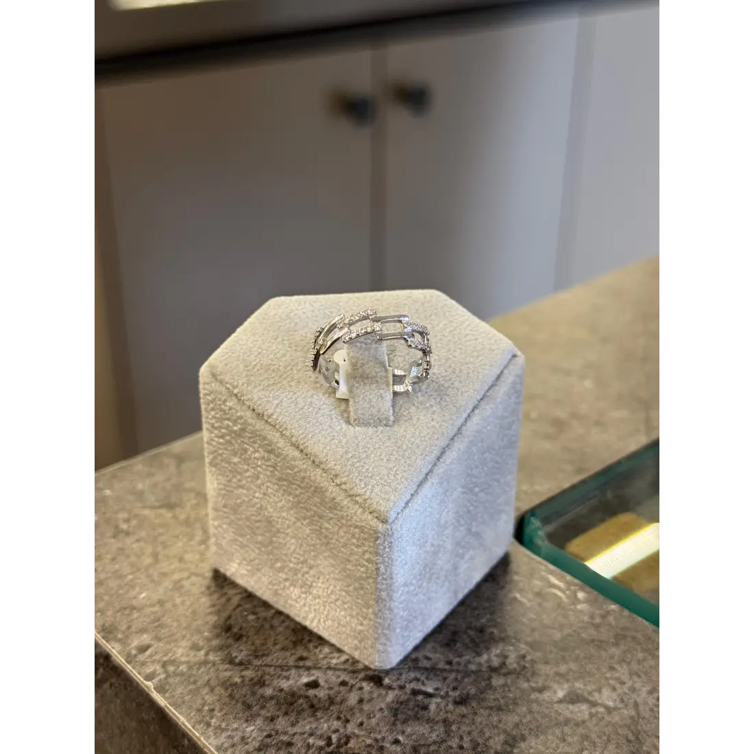 Taşlı Zincir Motifli Yüzük