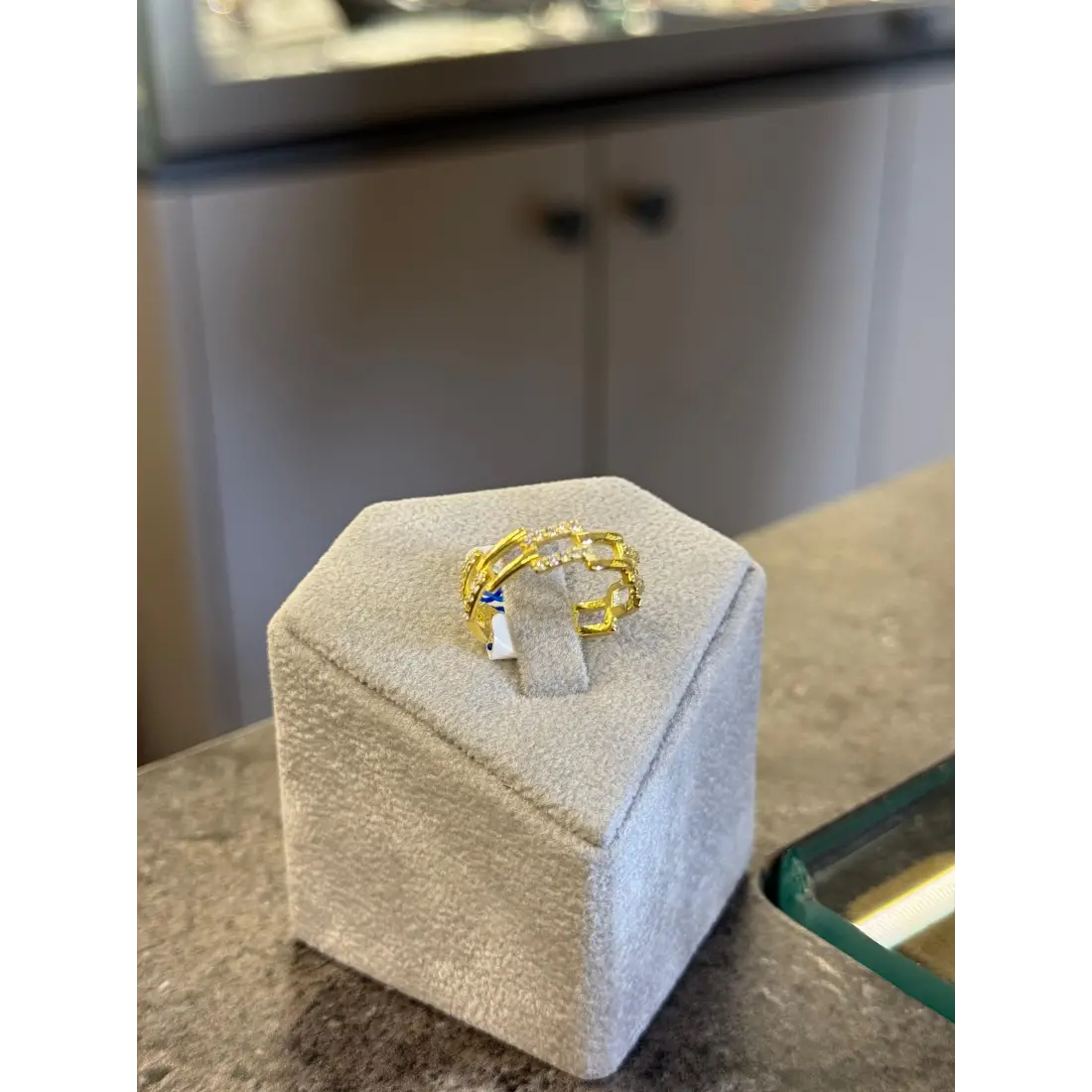 Taşlı Zincir Motifli Altın Kaplama Yüzük