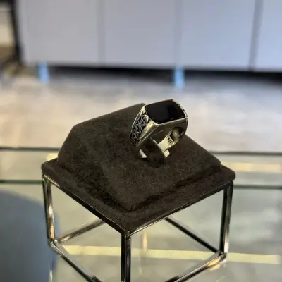 Motifli ve Siyah Taşı Erkek Yüzüğü
